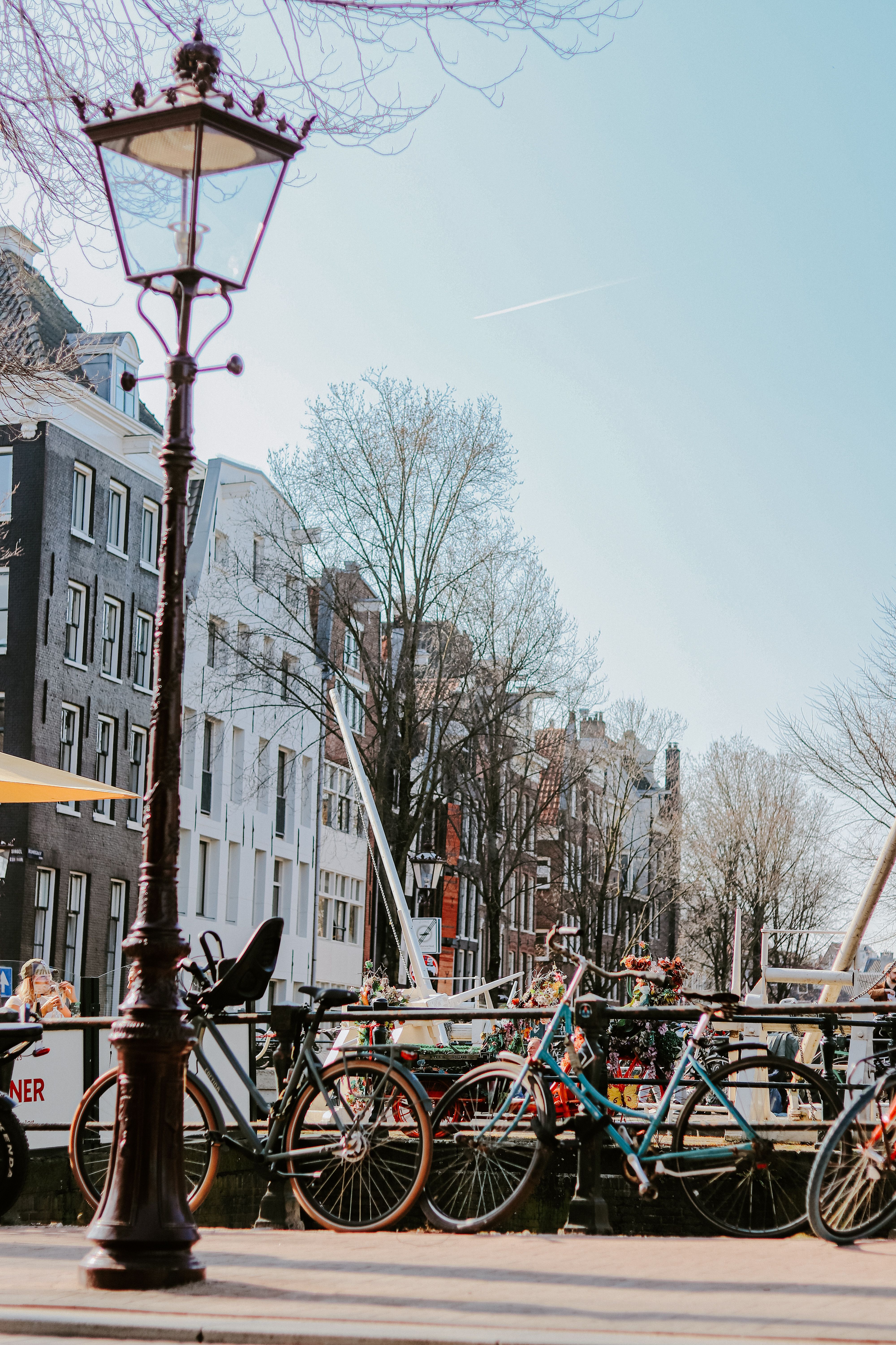 Charming Amsterdam Canal Scene with Bicycles · Free Stock Photo
