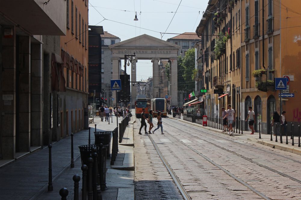 Stradă animată la Porta Ticinese, în Milano, cu tramvai și pietoni