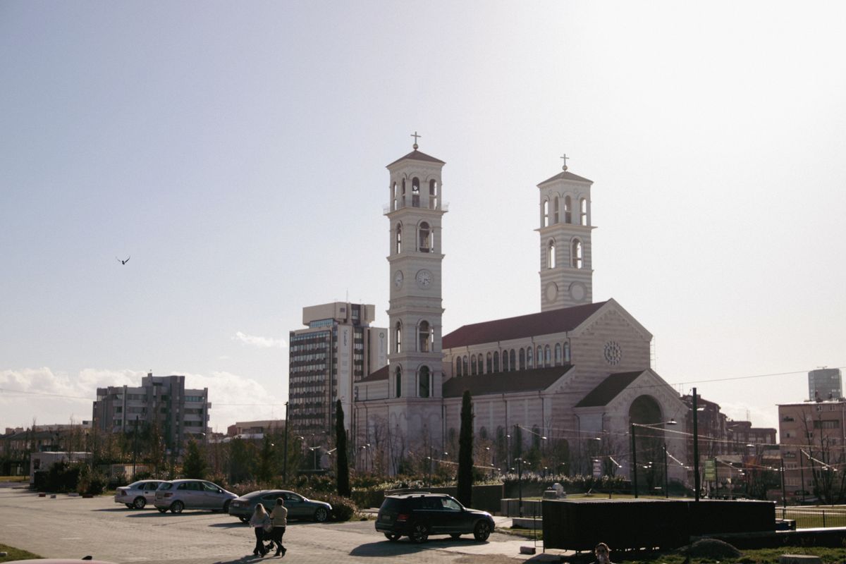 Catedrala Sfânta Maica Tereza din Pristina, într-o zi senină
