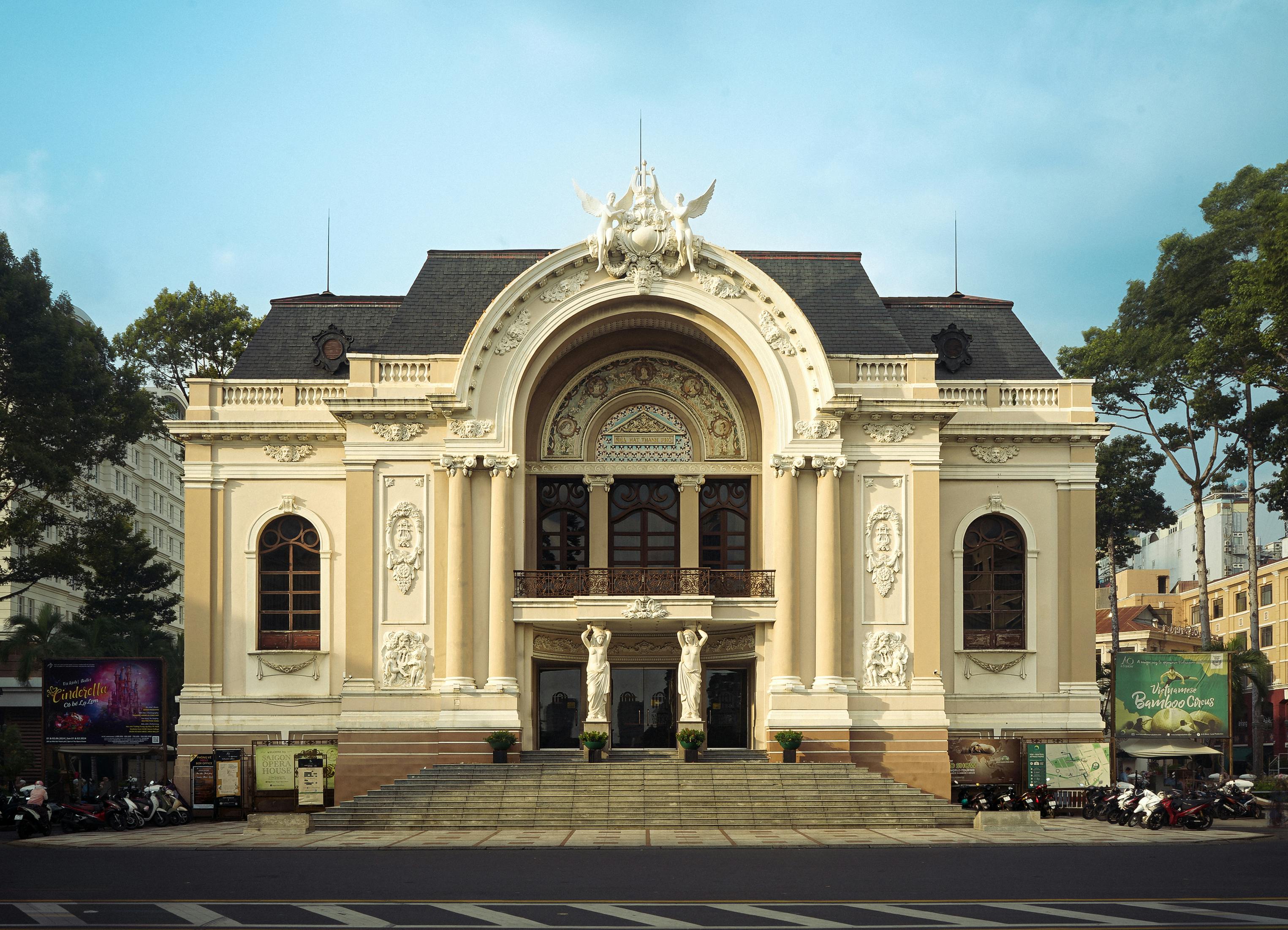 De franc Vista frontal de l'emblemàtic teatre de l'òpera de Saigon a la ciutat de Ho Chi Minh, Vietnam. Foto d'estoc