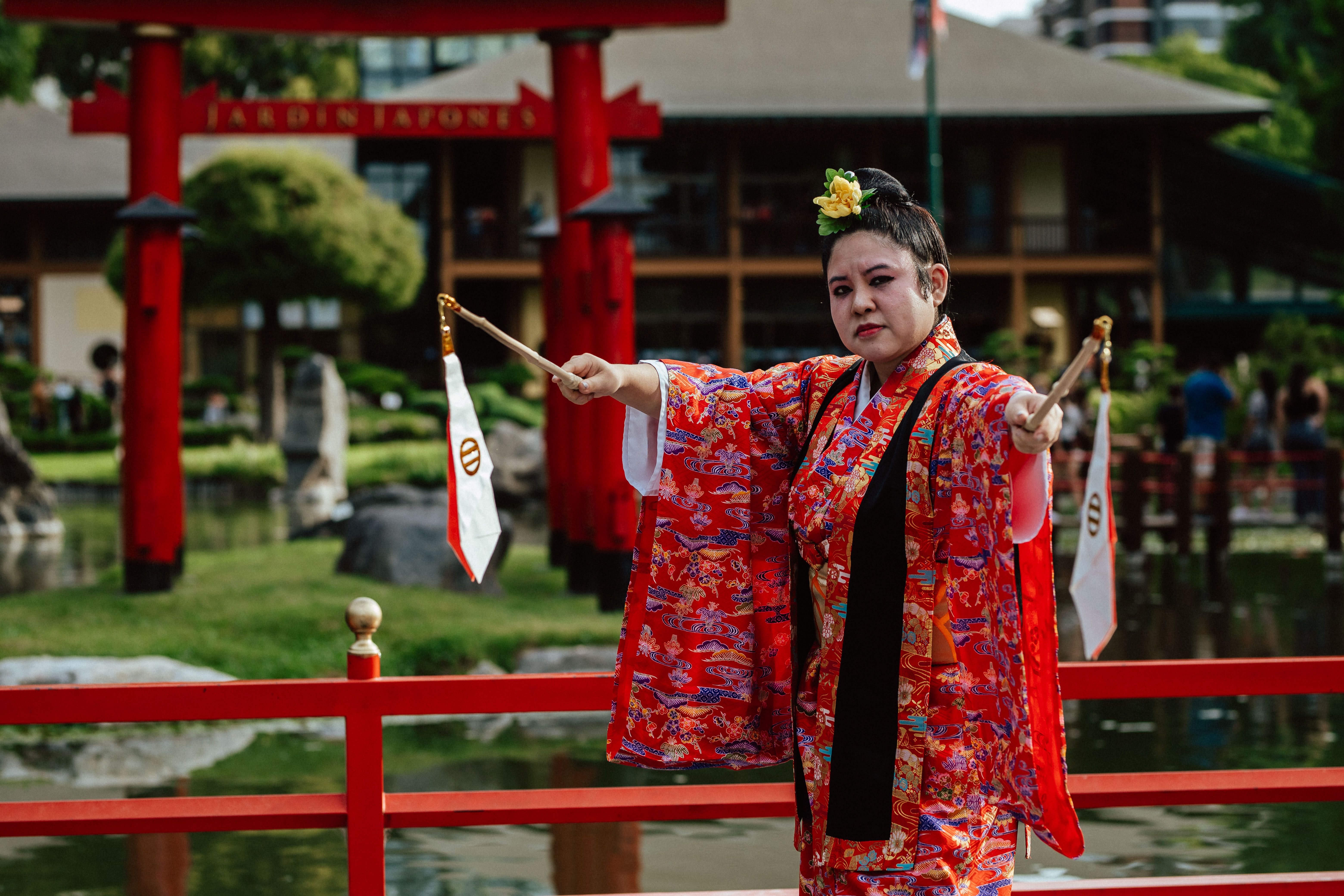 Persona feliz practicando japonés con certificado de finalización del curso