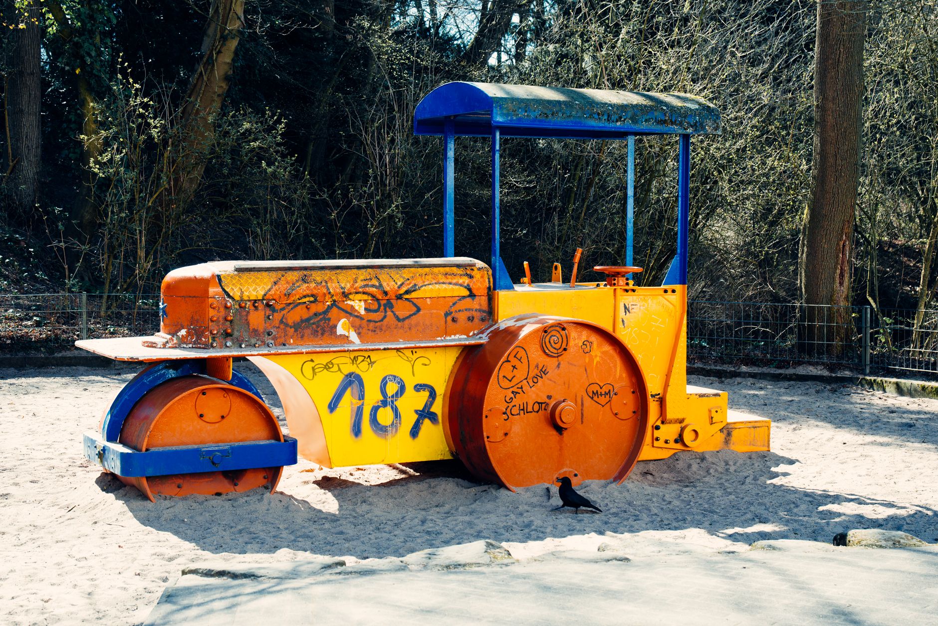 Empty playground with closed gate — Jornal Metro
