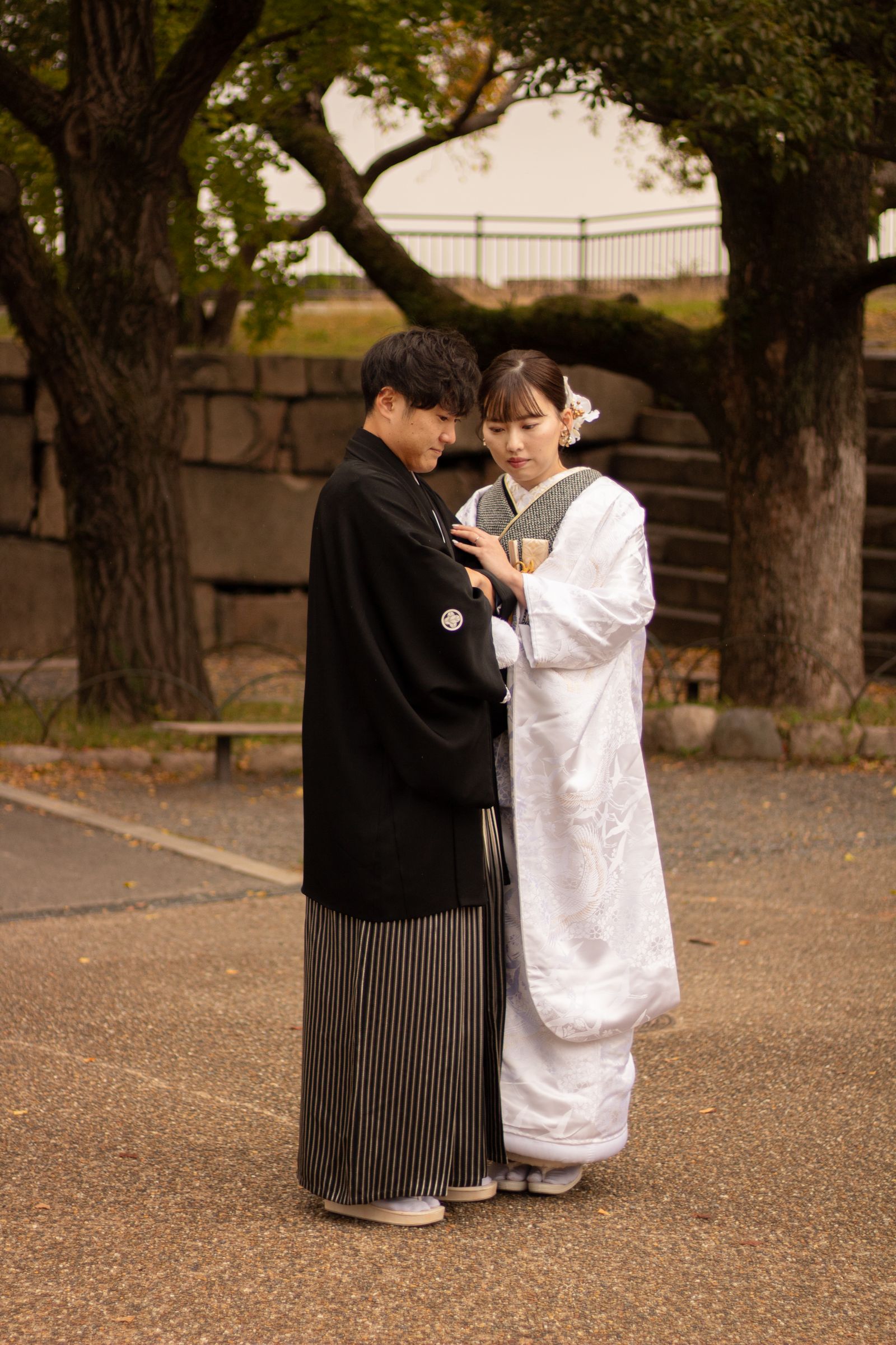 日本の伝統衣装をまとった新郎新婦