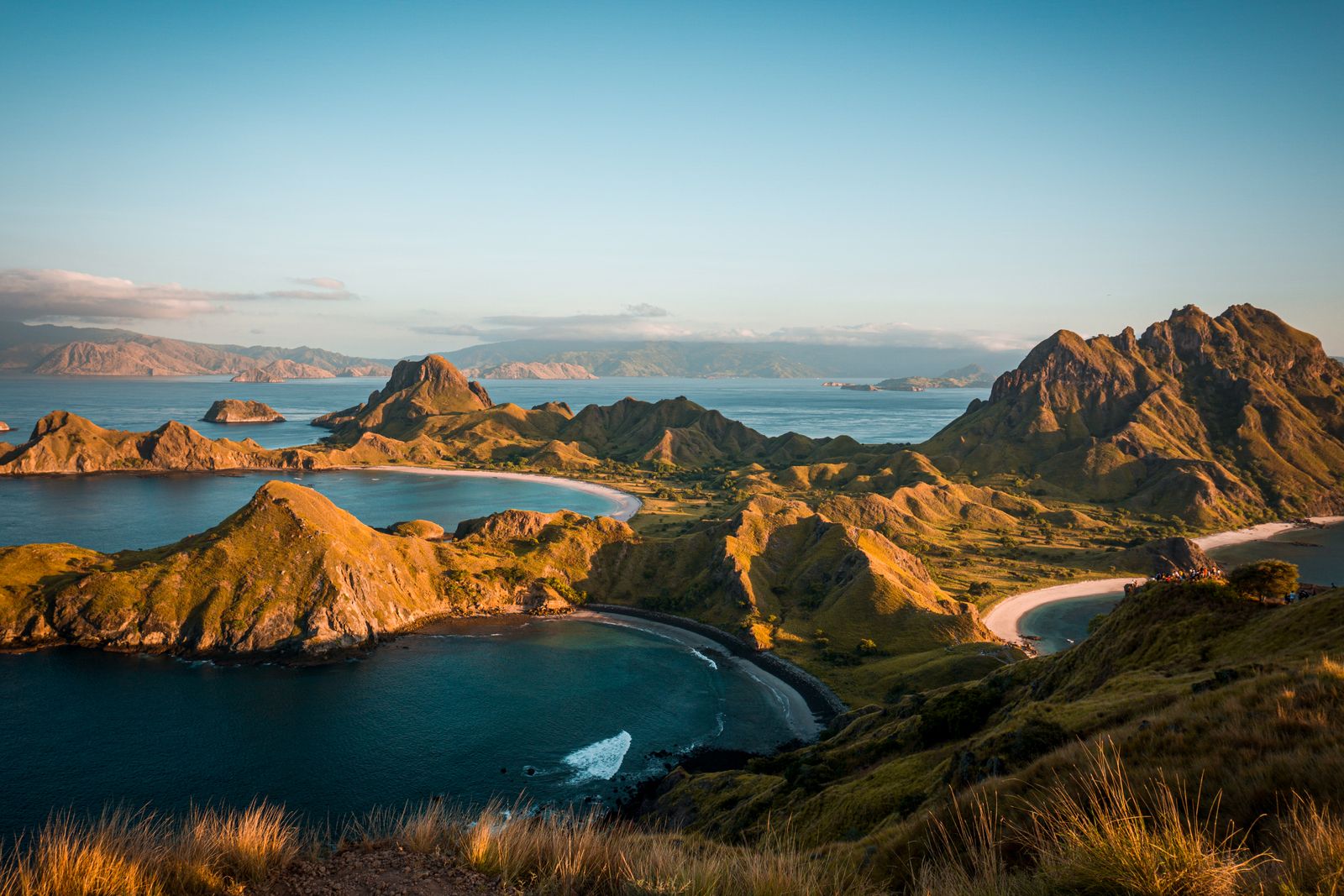 Vista panorámica de las bahías y montañas de la isla de Padar al amanecer.