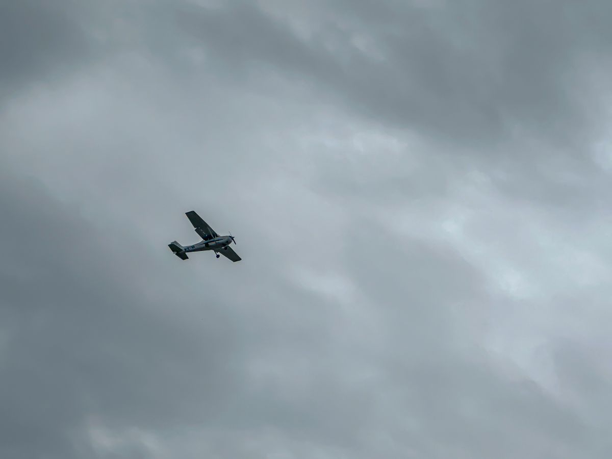 Aviatrix Adım Adım Oynama Rehberi için uçan küçük bir prop uçağı