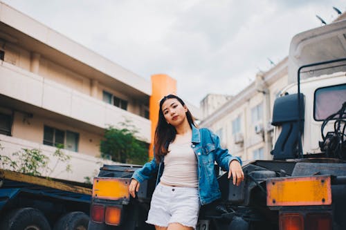 Femme Portant Une Veste En Jean Bleu