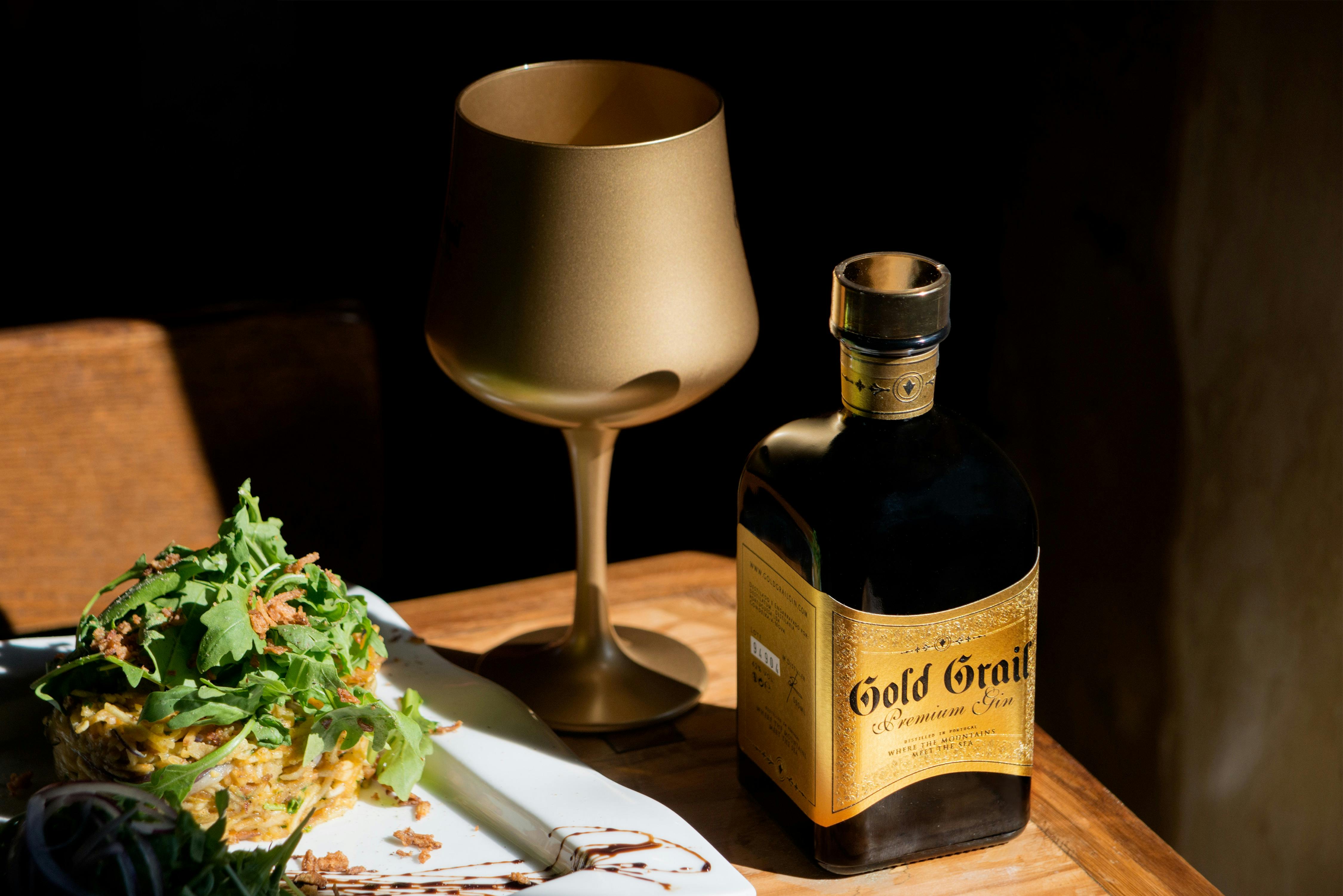 在葡萄牙波尔图，精致的环境配有优质杜松子酒、金色玻璃和美食