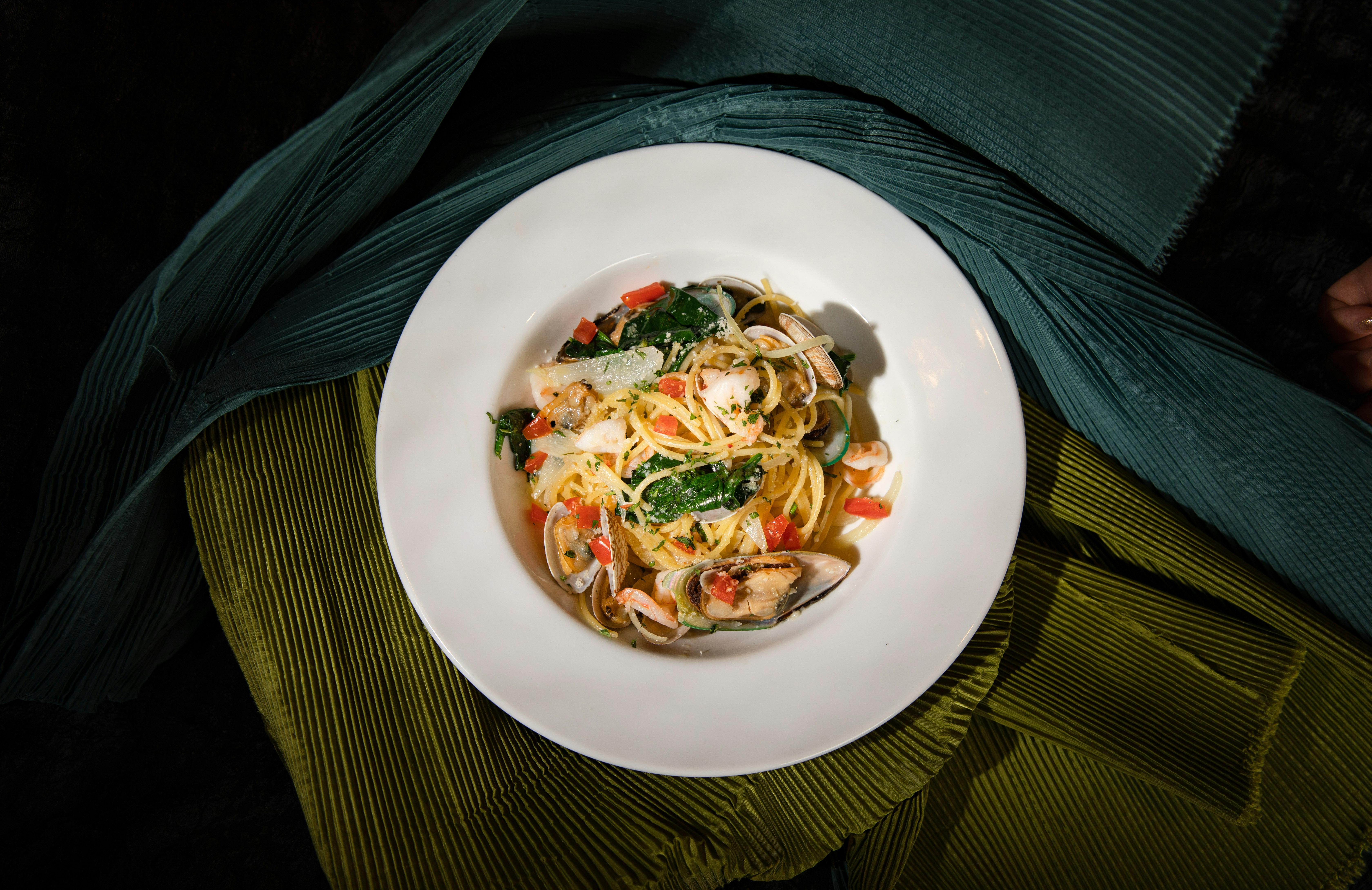 Plato de pasta integral con verduras frescas