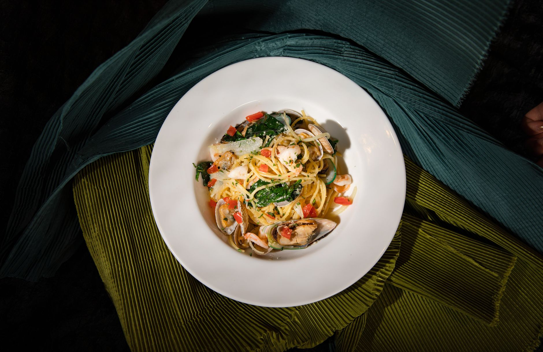 Beneficios de la Pasta Integral Plato de pasta integral con verduras frescas
