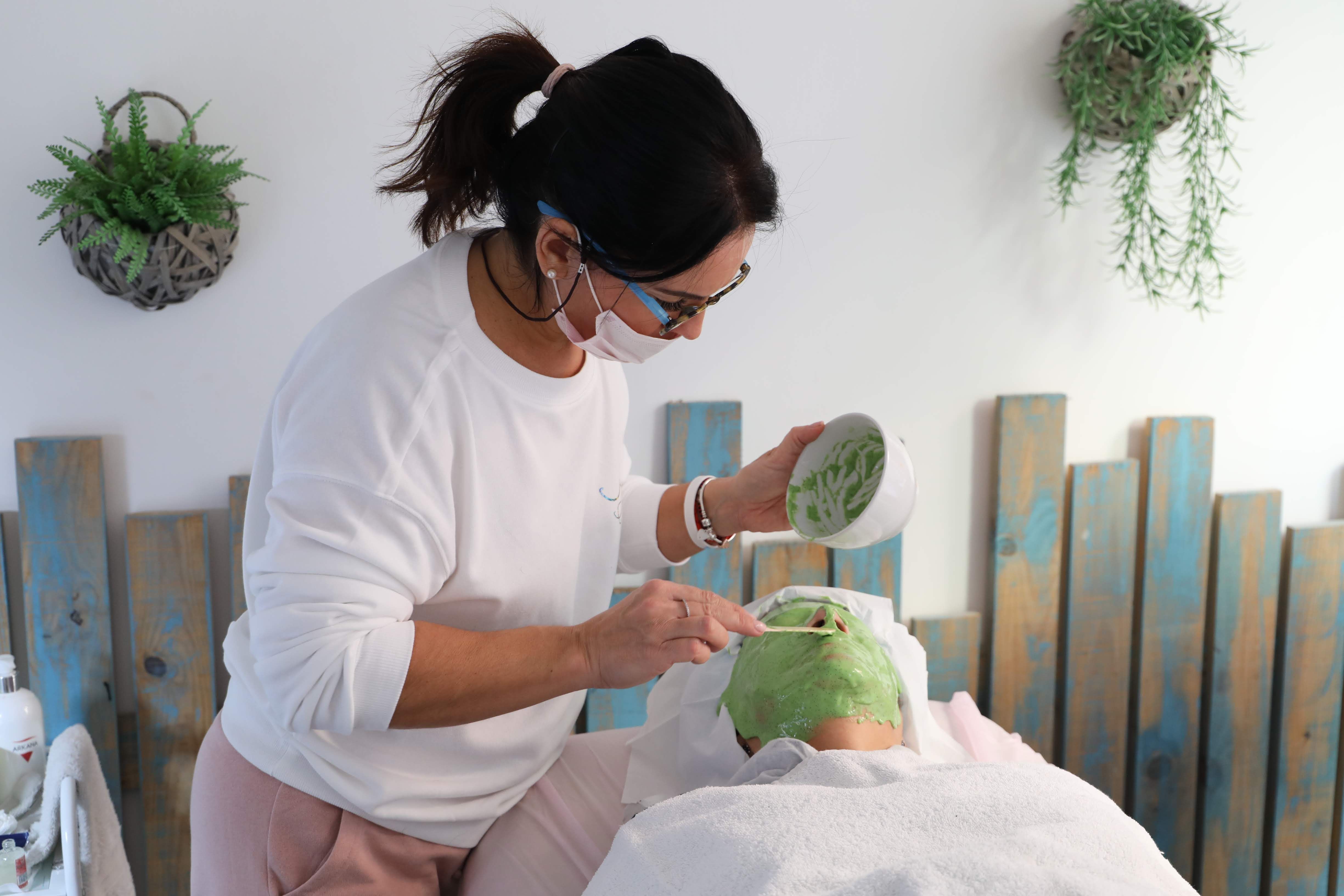 aplicação de máscara de argila verde em pele oleosa - skincare pele oleosa