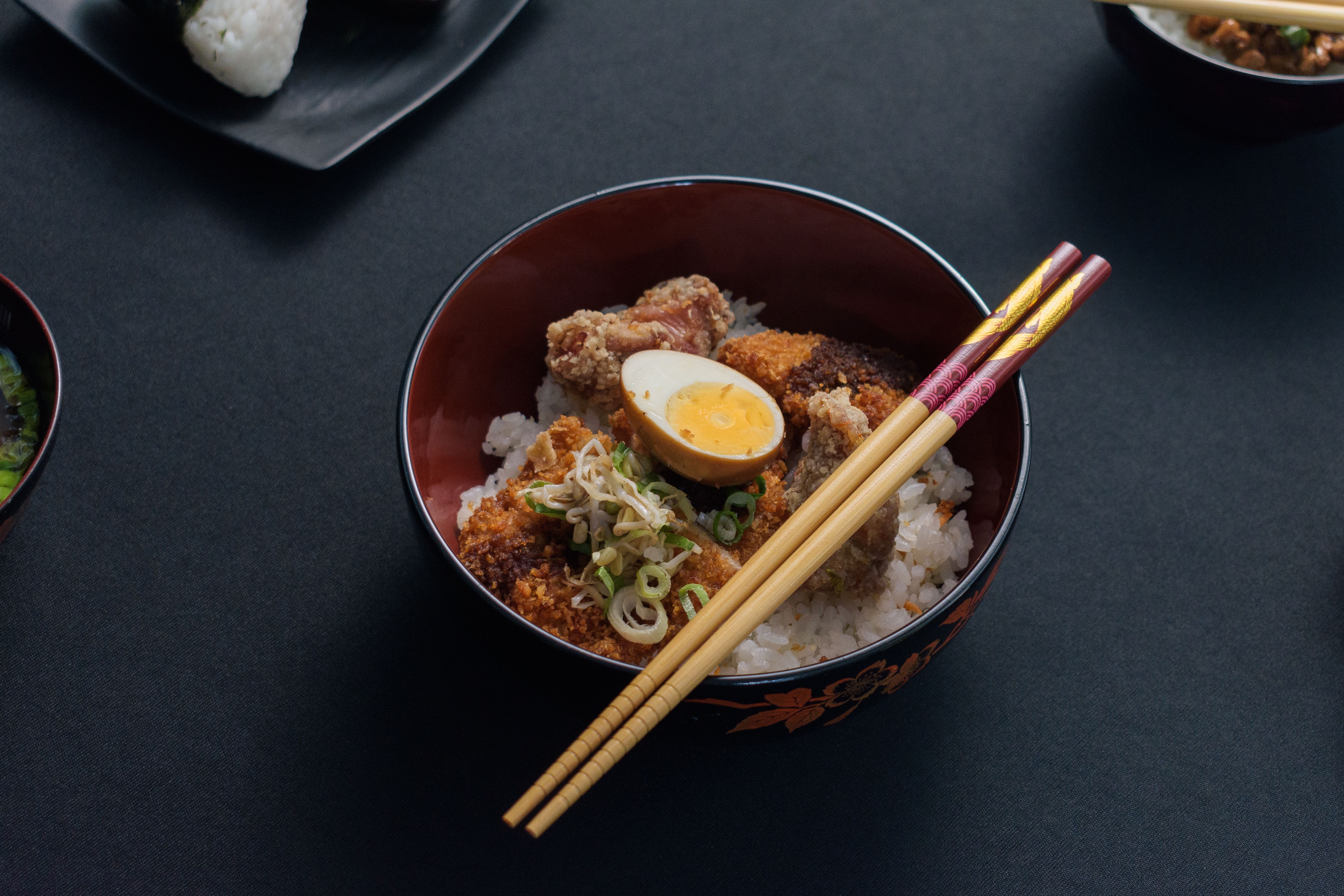 Deliciosa Tigela De Arroz Japonesa Com Ovo E Hashis · Foto profissional ...