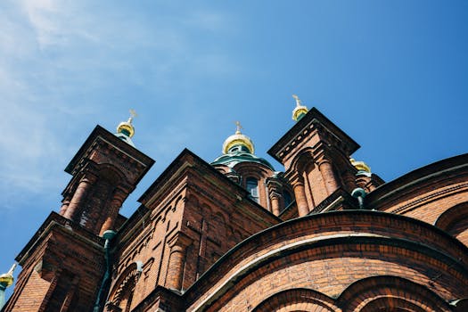 从低角度捕捉蓝天下赫尔辛基标志性东正教大教堂的金色圆顶