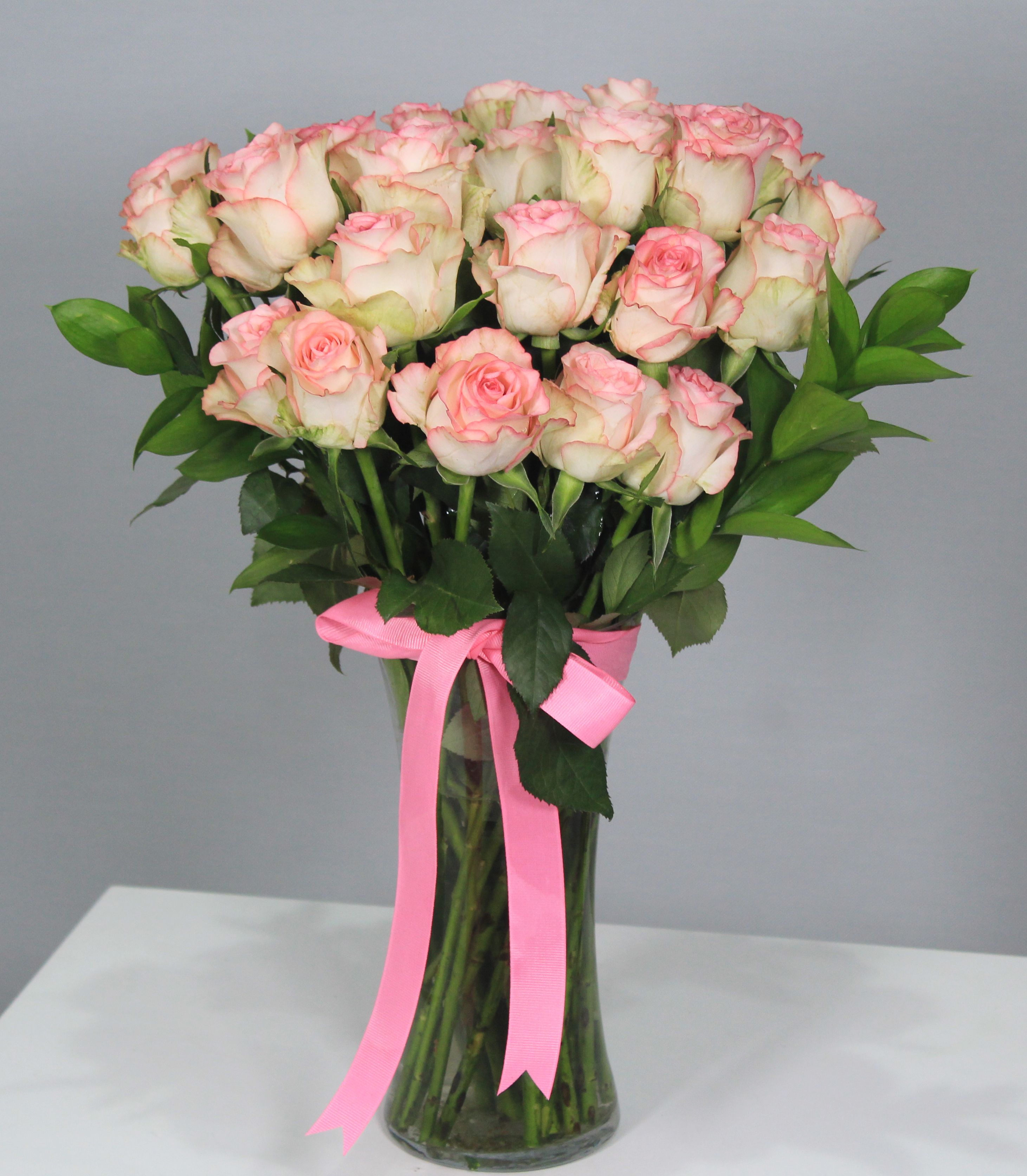 Elegante Buquê De Rosas Cor De Rosa Em Um Vaso · Foto profissional gratuita