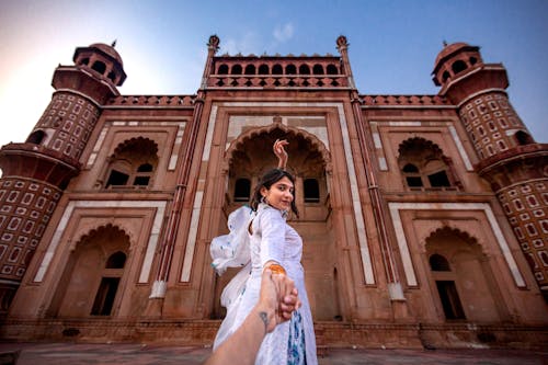 Mujer Vestida Con Vestido Blanco De Pie Cerca Del Edificio