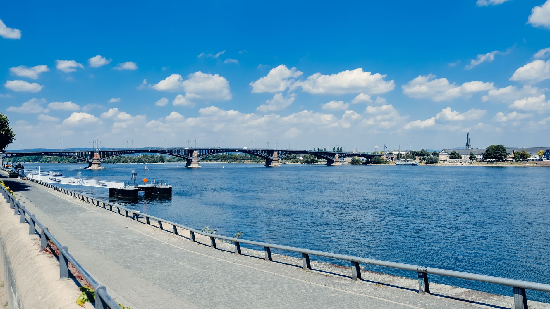 Ren Nehri'nde düşük su seviyesi ve bir yük gemisi