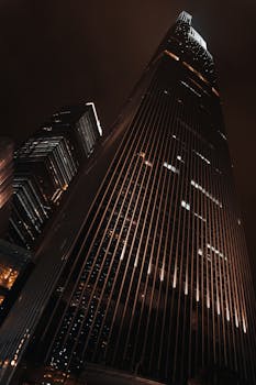 中国广州，低角度夜拍高耸的摩天大楼，展现了现代建筑的戏剧性