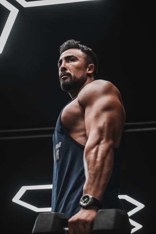 Free Strong adult male lifting weights in a gym, showcasing strength and fitness Stock Photo