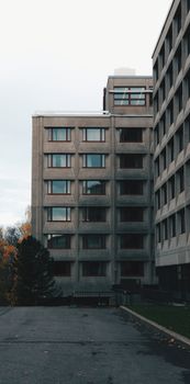 多云天空下，极简主义混凝土建筑的城市景观