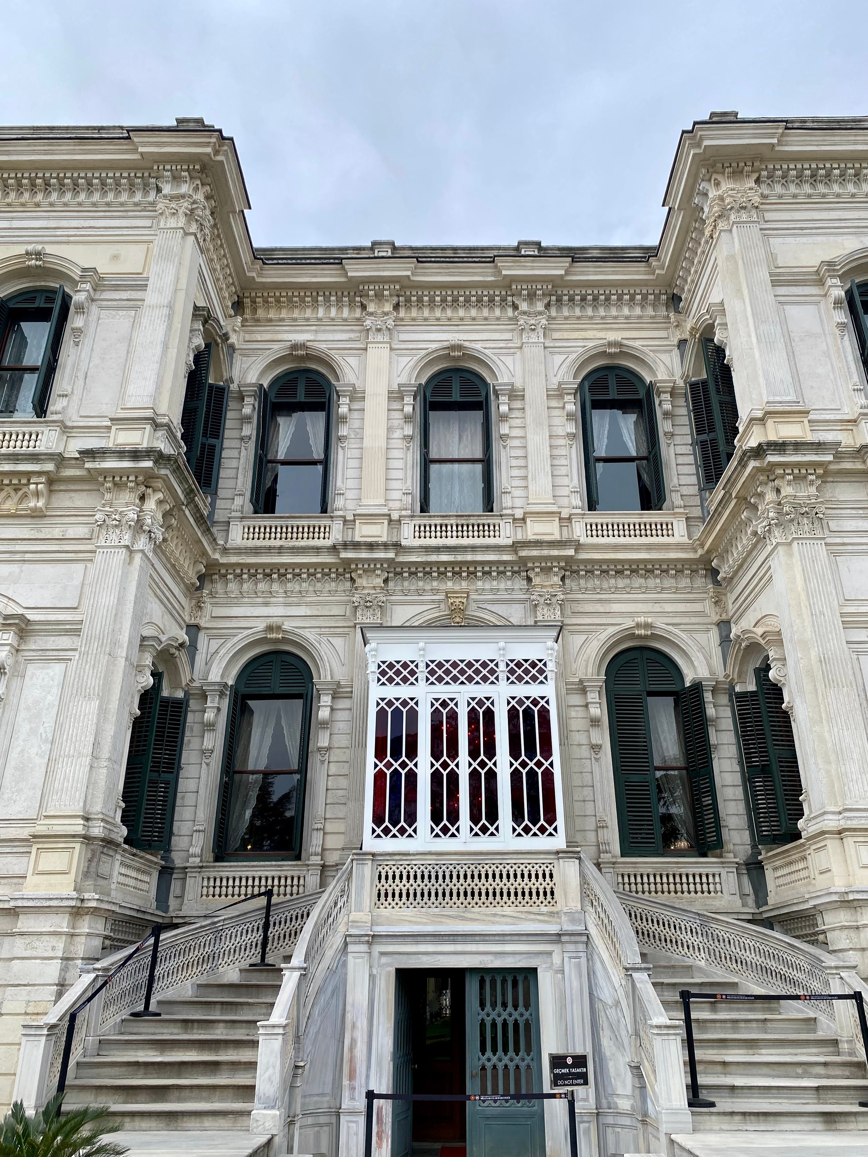 Front view of Neoclassical architectural building · Free Stock Photo
