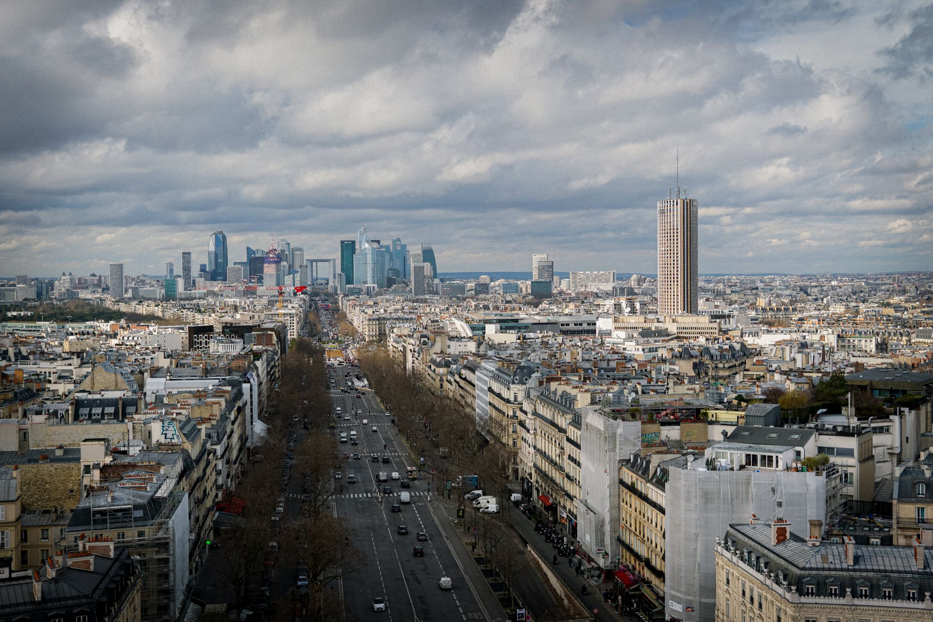 Bulutlu sabahta Paris La Défense iş bölgesi