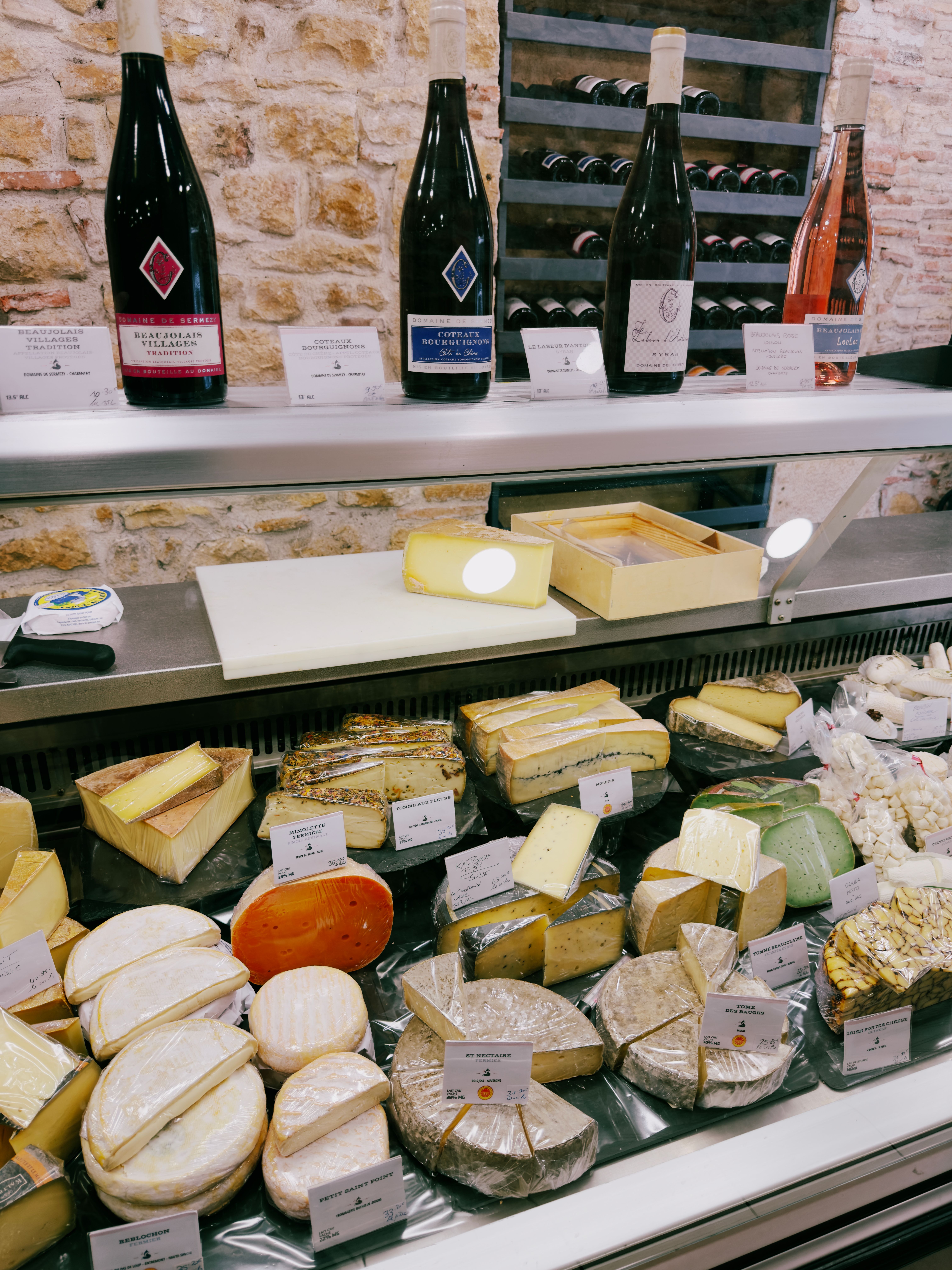 gratis Ontdek een gastronomische tentoonstelling van diverse Franse kazen en wijnen, geproduceerd in Villefranche-sur-Saône. Stockfoto