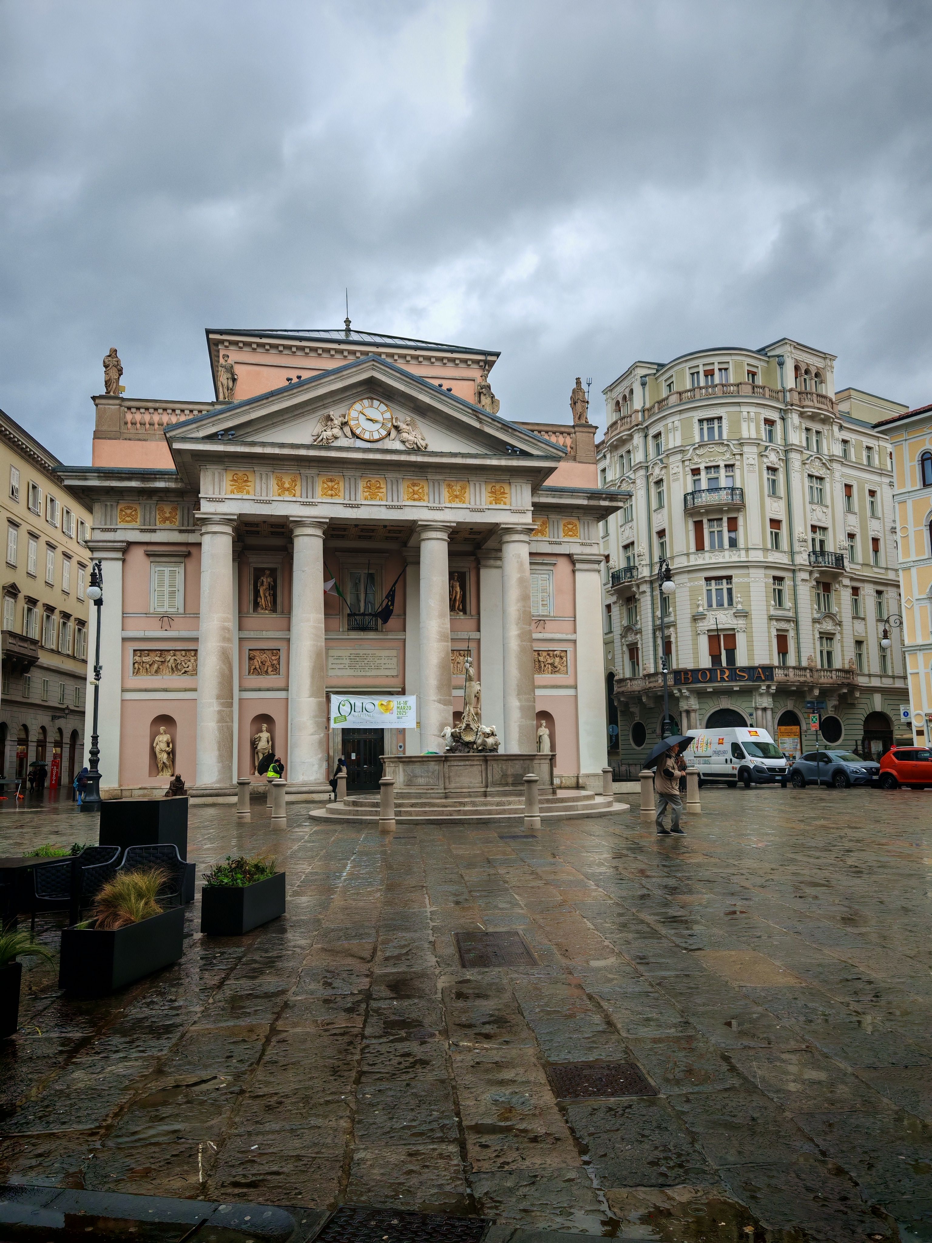 Stately Historic Building in Overcast Piazza · Free Stock Photo