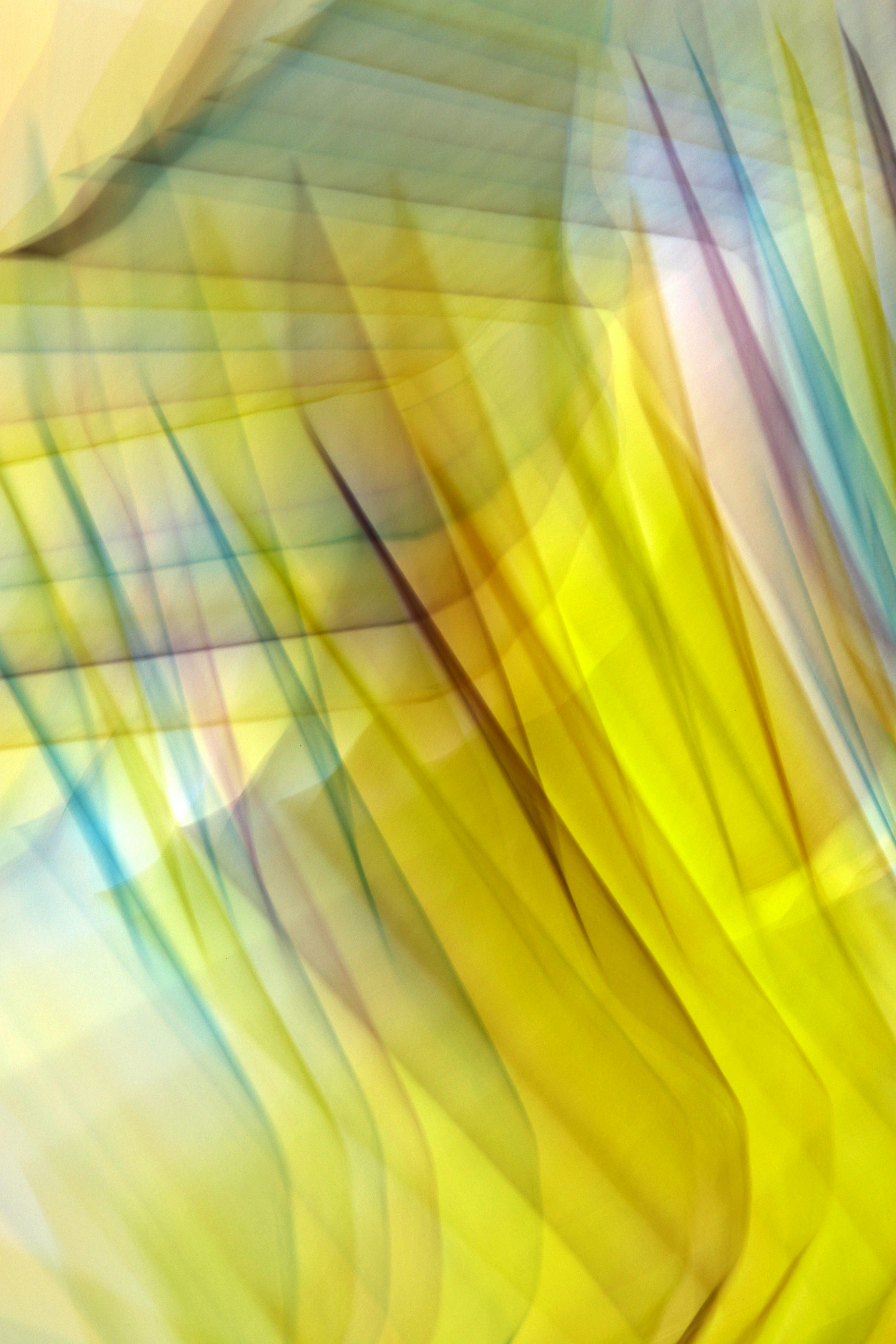 gratis Abstracte lichtstrepen in levendige gele en blauwe tinten creëren dynamische beweging. Stockfoto