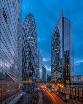 巴黎拉德芳斯戏剧性的天际线在黄昏时分展现了未来主义建筑与充满活力的城市生活