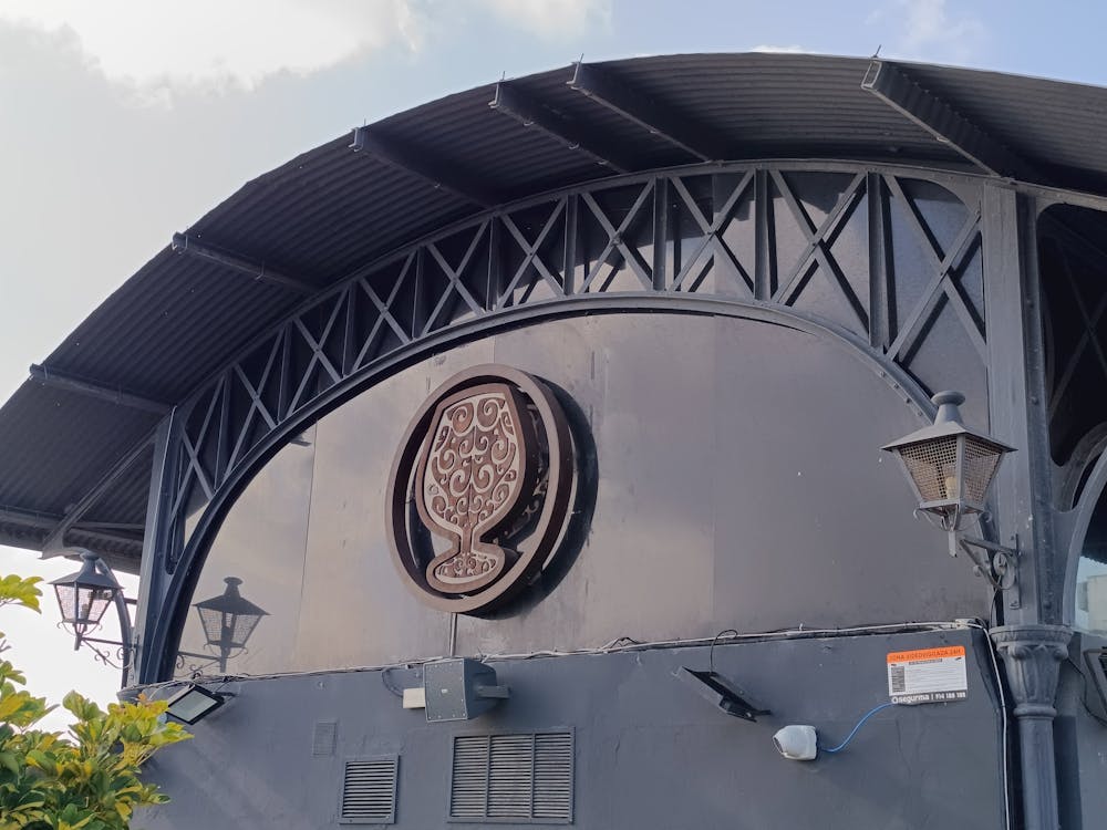 detalle de la fachada actual del tinglado de hierro en El Puerto