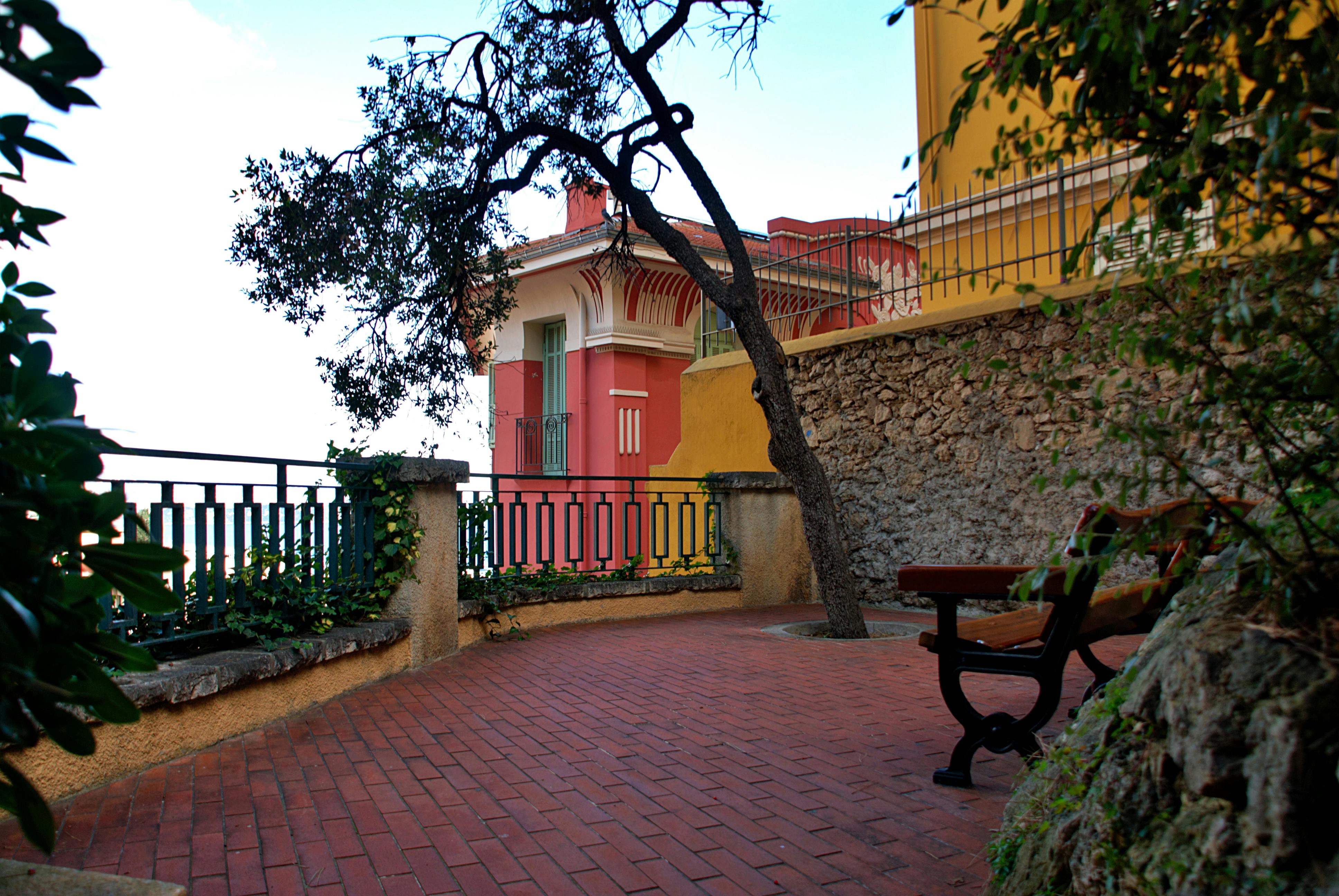 Gratuit O terasă pitorească cu vedere la clădiri colorate cu arhitectură mediteraneană. Fotografie de stoc