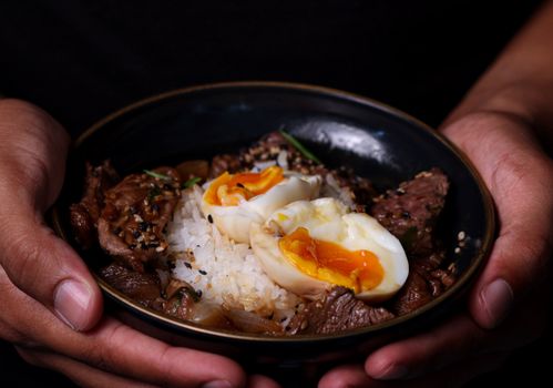 Bol de petit-déjeuner au quinoa et aux baies