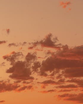 黄金时分拍摄的日落天空宁静祥和，橙粉色的云层充满活力