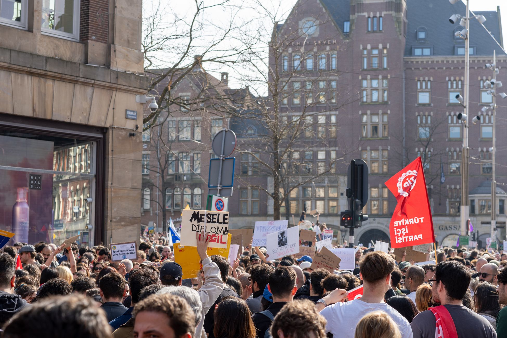 Protest tegen aantal wethouders in Helmond