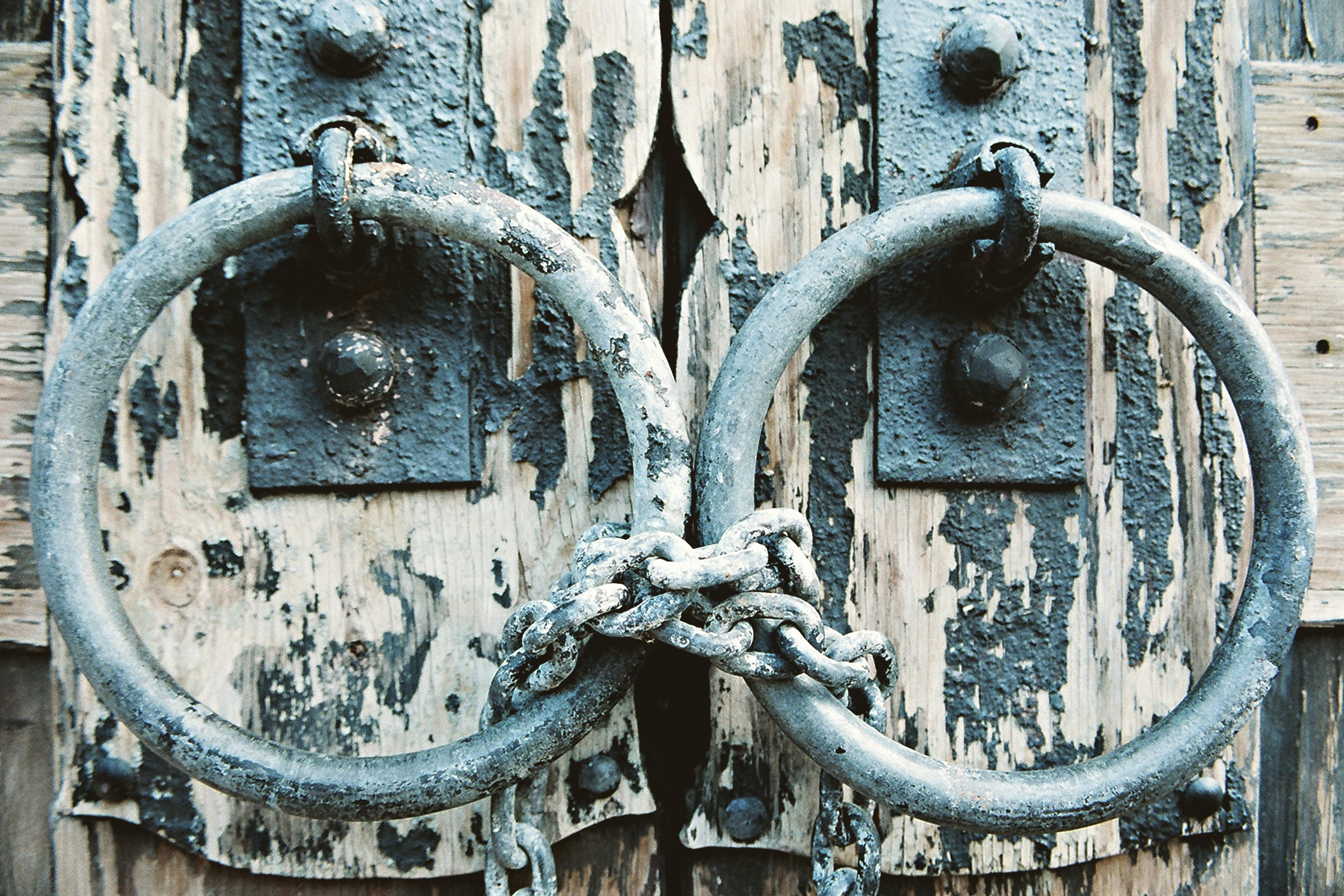 Heurtoirs Métalliques Anciens De Grande Taille Sur Une Porte En Bois Patiné à Key West, Floride