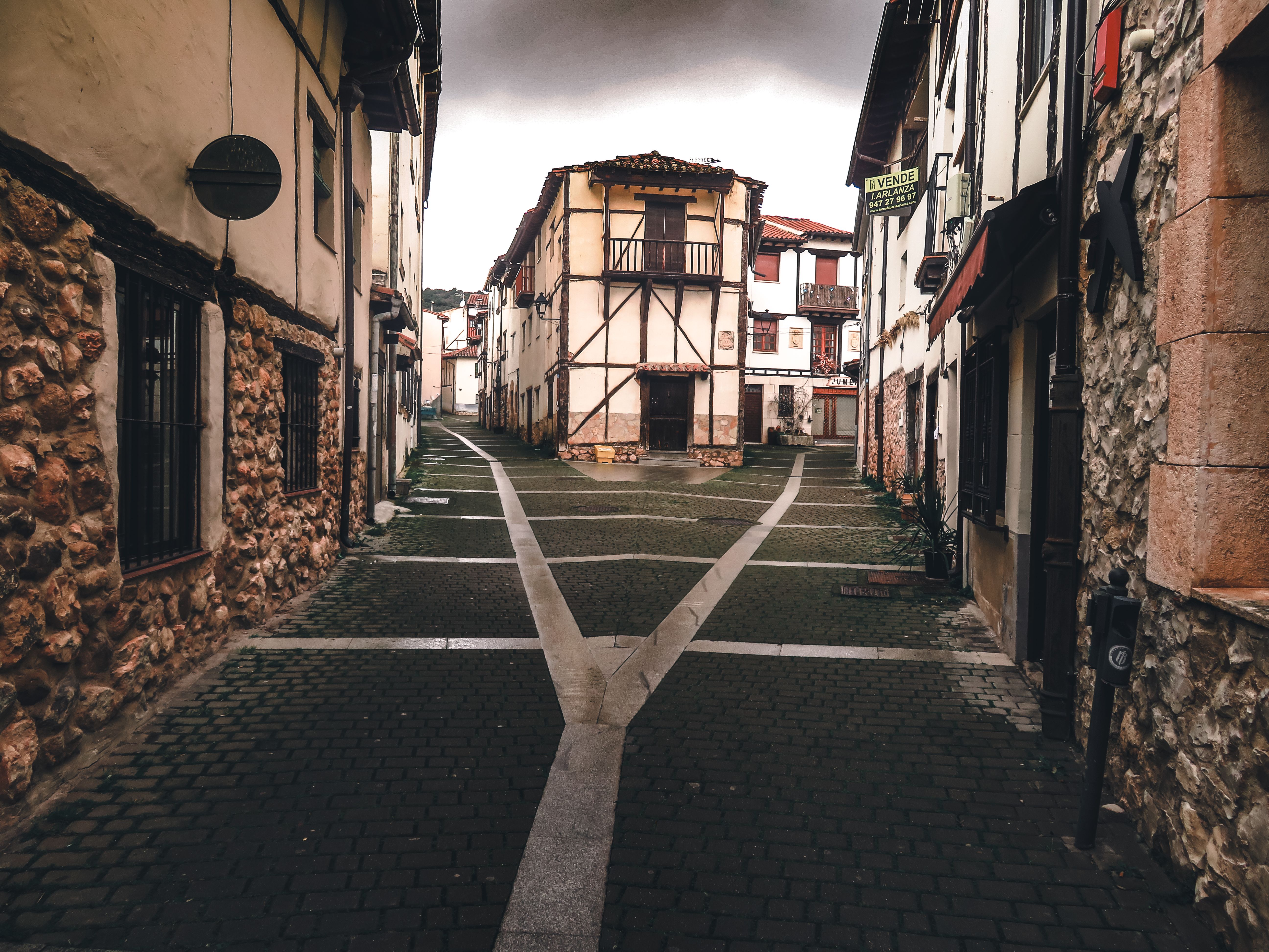 Ruelle brumeuse dans un village européen médiéval