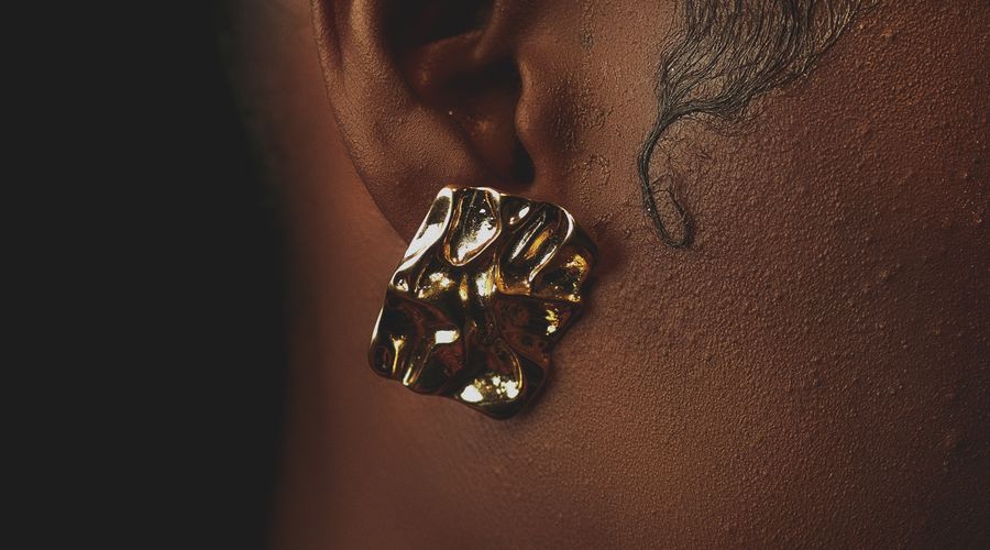 Gros plan sur une boucle d'oreille élégante portée à l'oreille