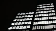 伦敦的摩天大楼在夜间灯火通明，展现了现代城市建筑的魅力