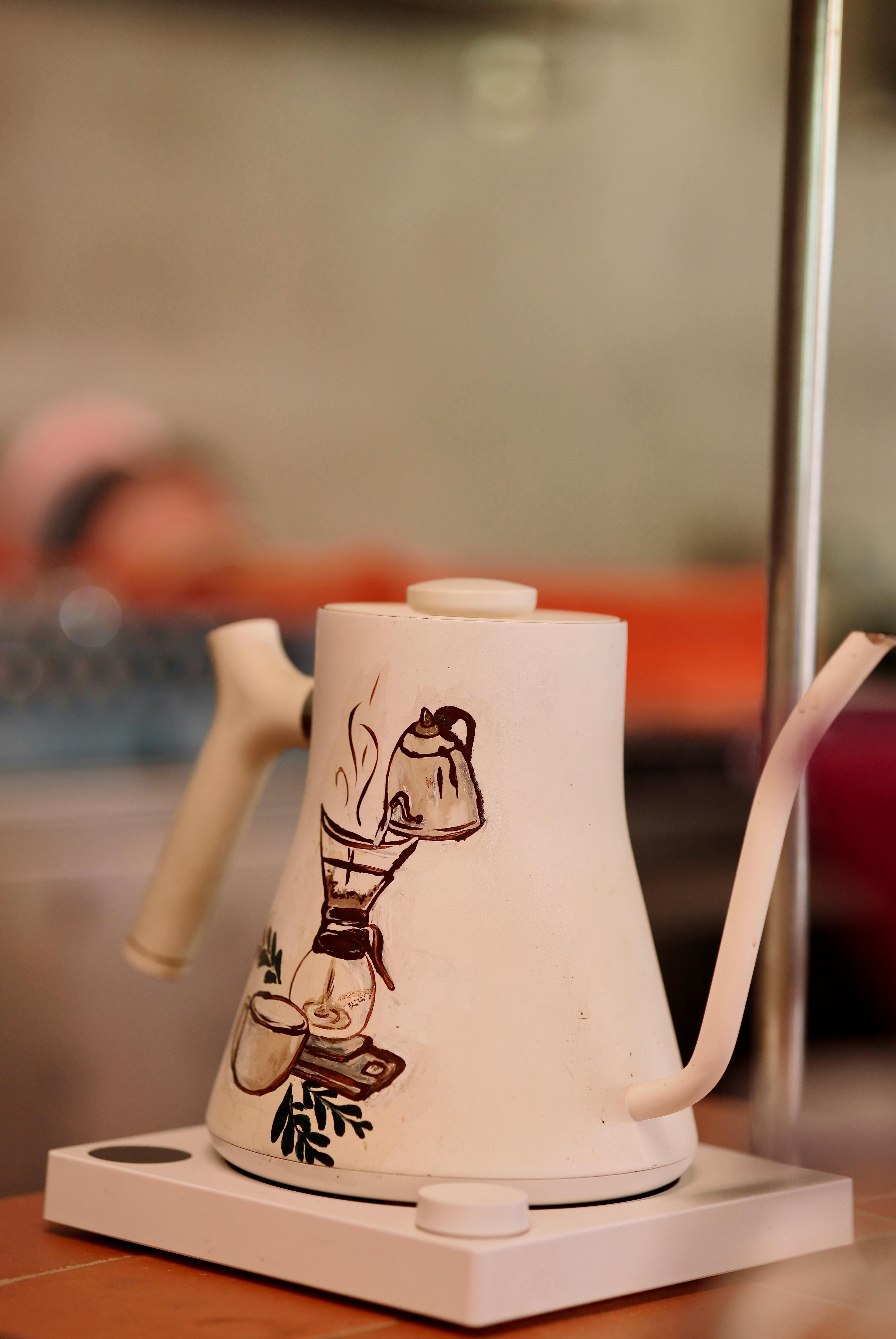 Gratis Elegante cafetera de cerámica con diseño artístico, perfecta para la decoración del hogar o como inspiración para una cafetería. Foto de stock