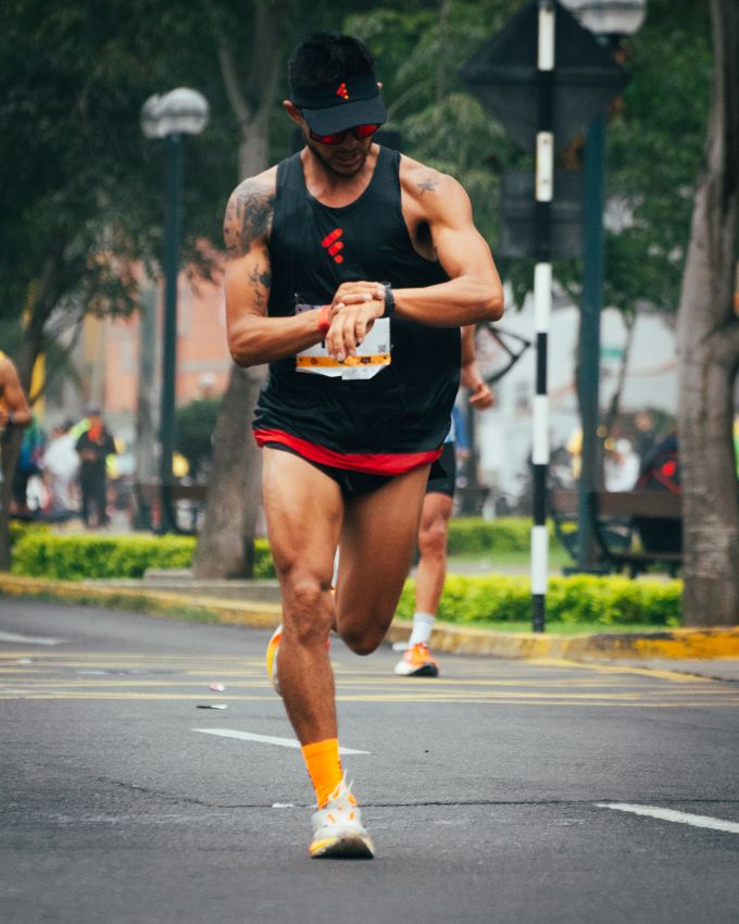 Deportista entrenando como referencia para una evaluación cardiovascular preventiva