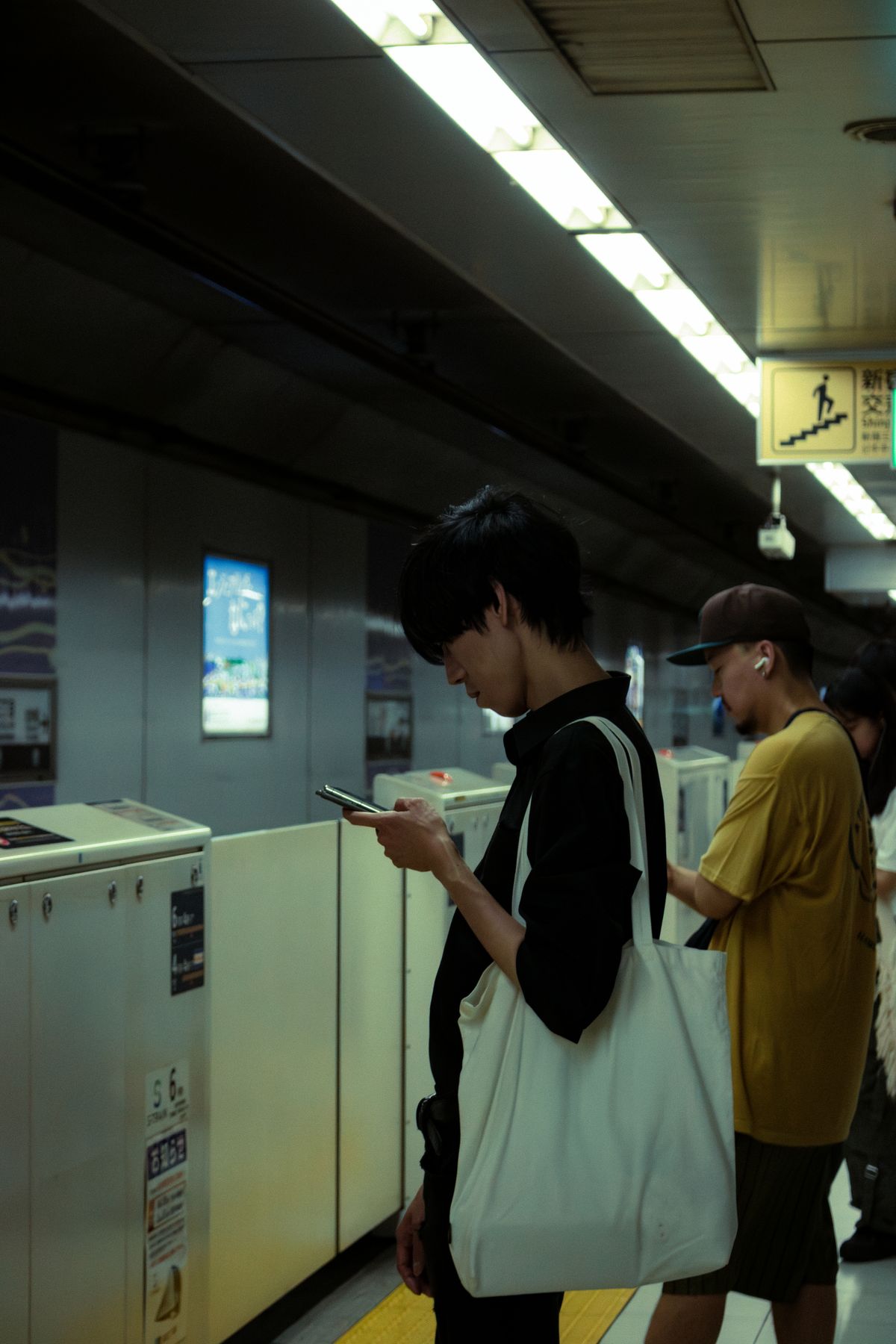 通勤時間帯の駅のホームの様子