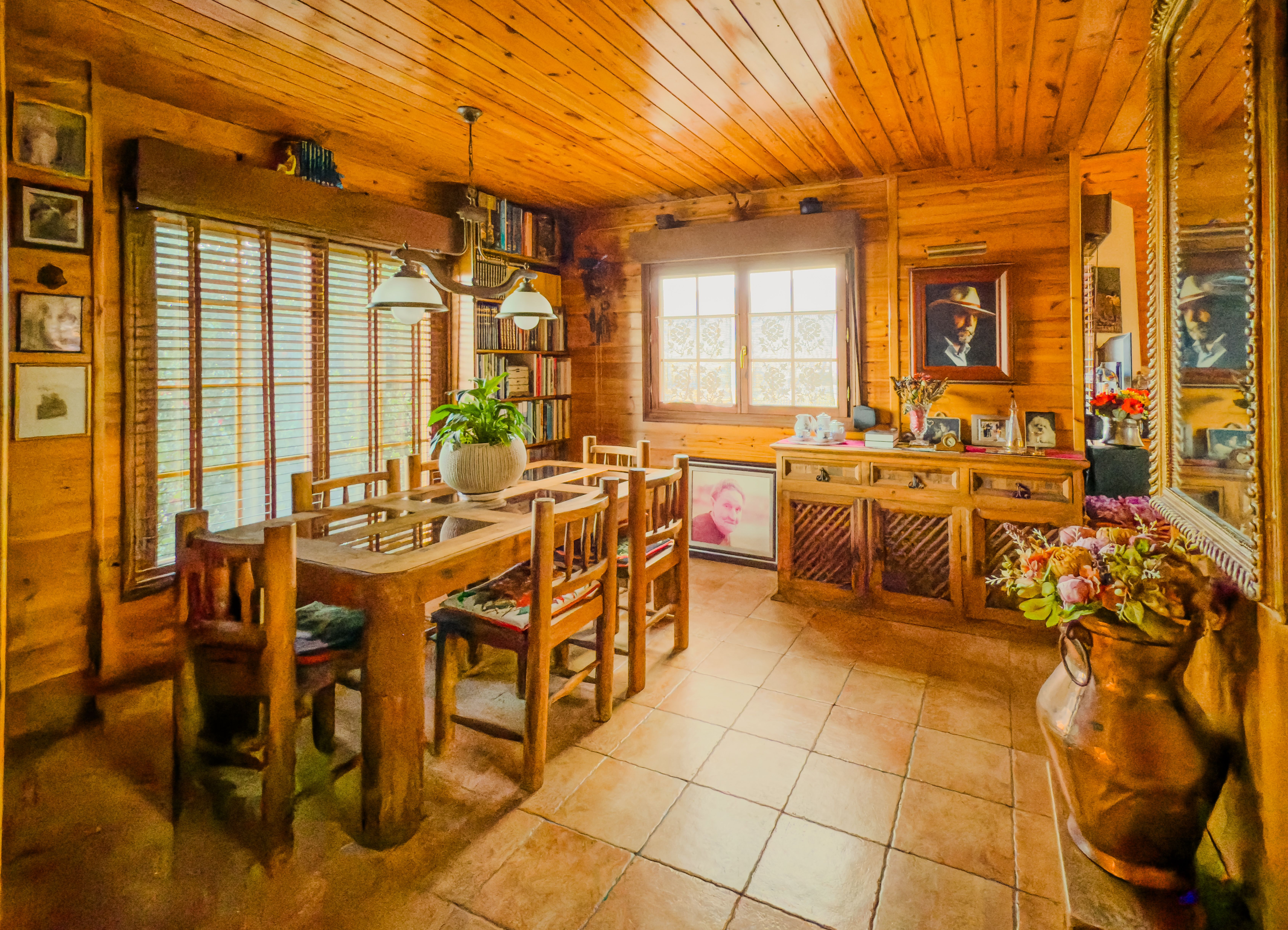 Fotomural Comedor rústico cálido con muebles y decoración de madera, creando una atmósfera acogedora.