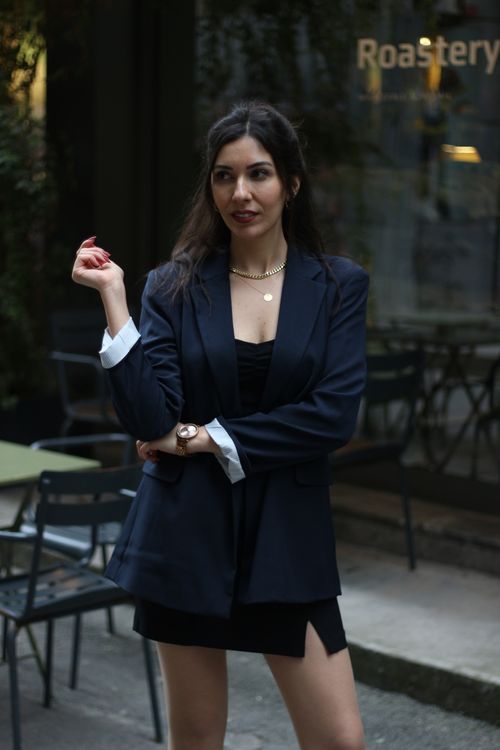 Free Elegant woman in a chic outfit posing at an outdoor café in İstanbul, Türkiye. Stock Photo