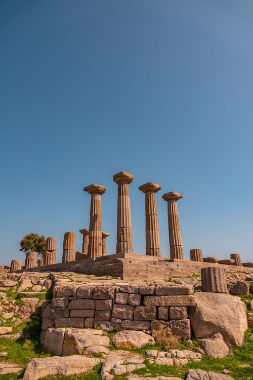 Free Capture of ancient Greek temple ruins at Assos, Behramkale, Türkiye, against a clear blue sky. Stock Photo