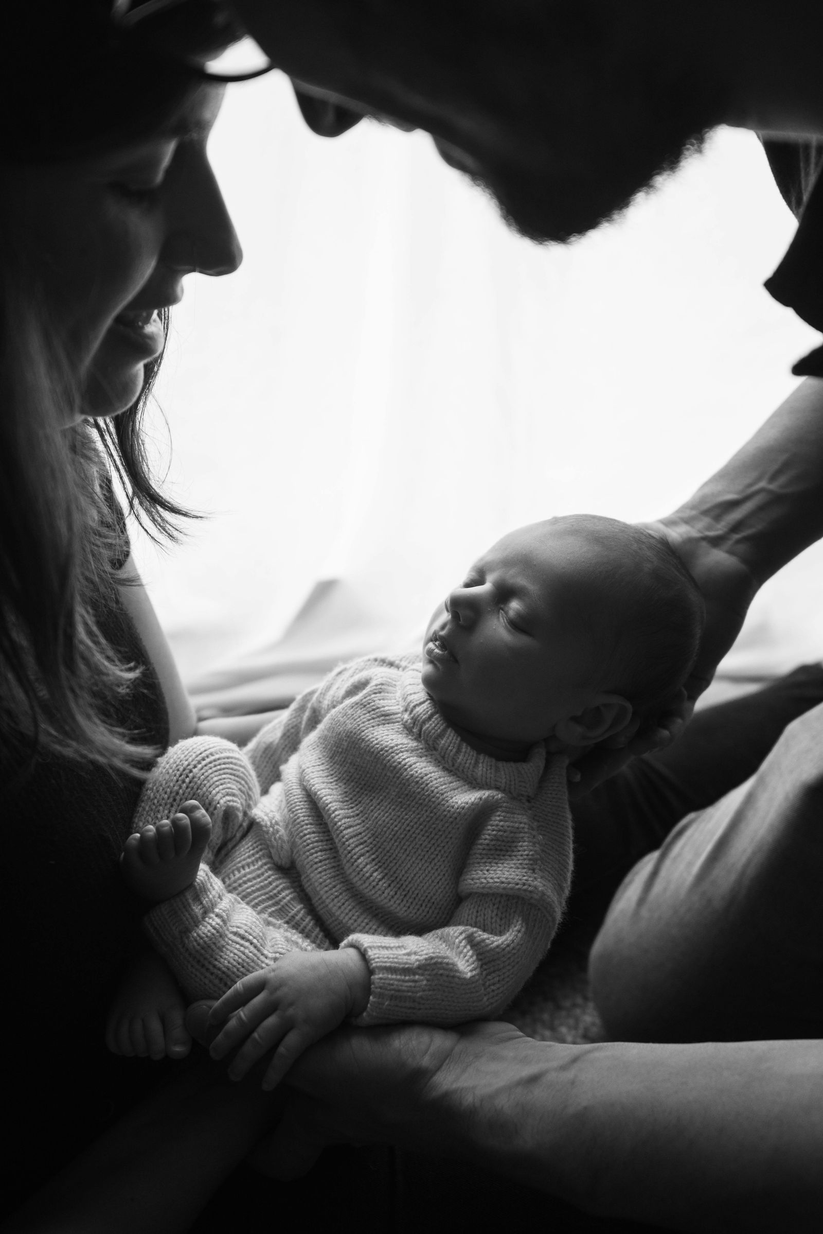 Família acolhendo bebê recém-nascido