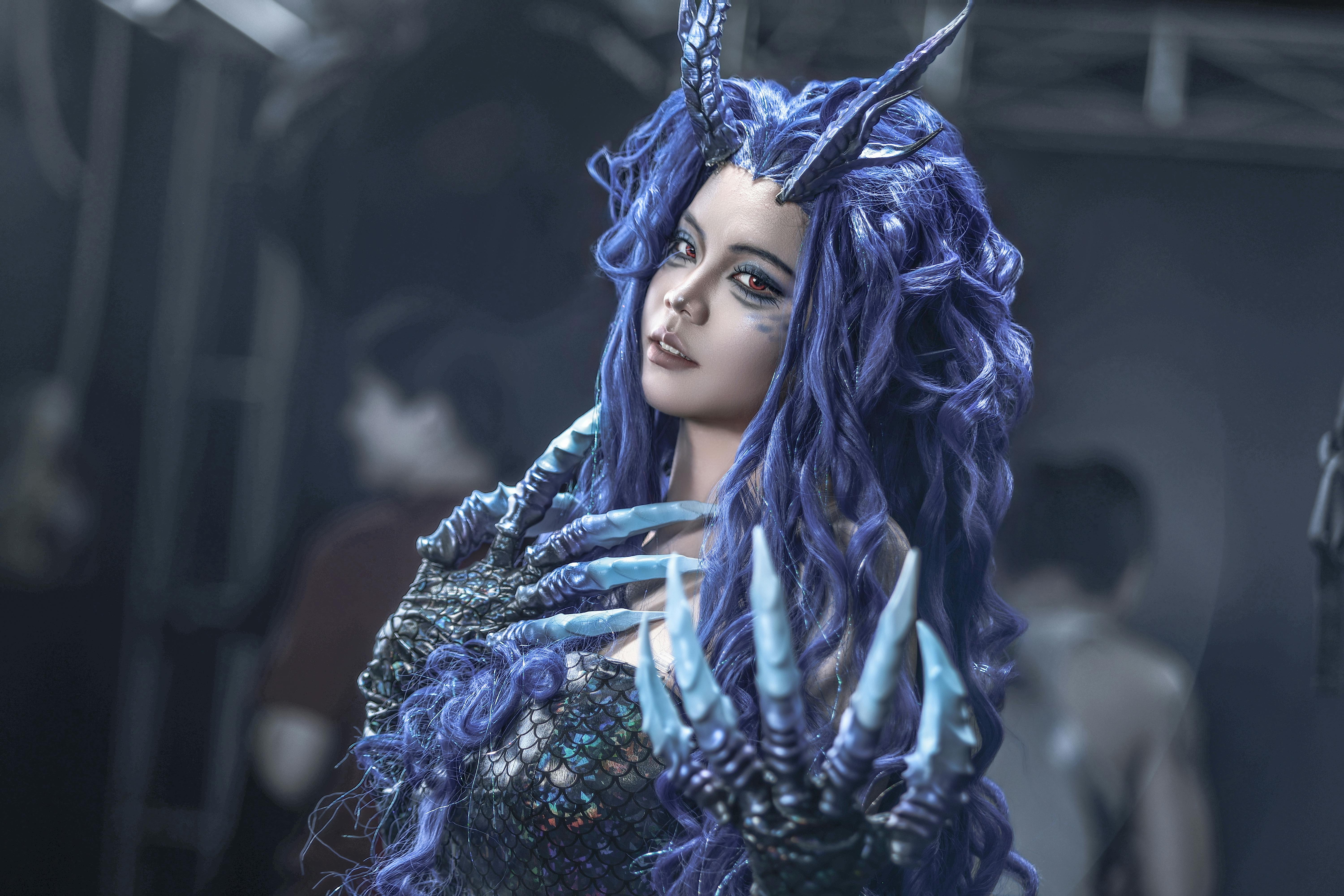 Gratuit Un portrait de cosplay fantastique captivant mettant en vedette un personnage aux cheveux violets, aux cornes et aux mains griffues, présentant un design complexe et de la créativité. Photos