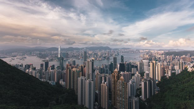 从高处欣赏香港壮丽的天际线，摩天大楼耸立在多云的天空下