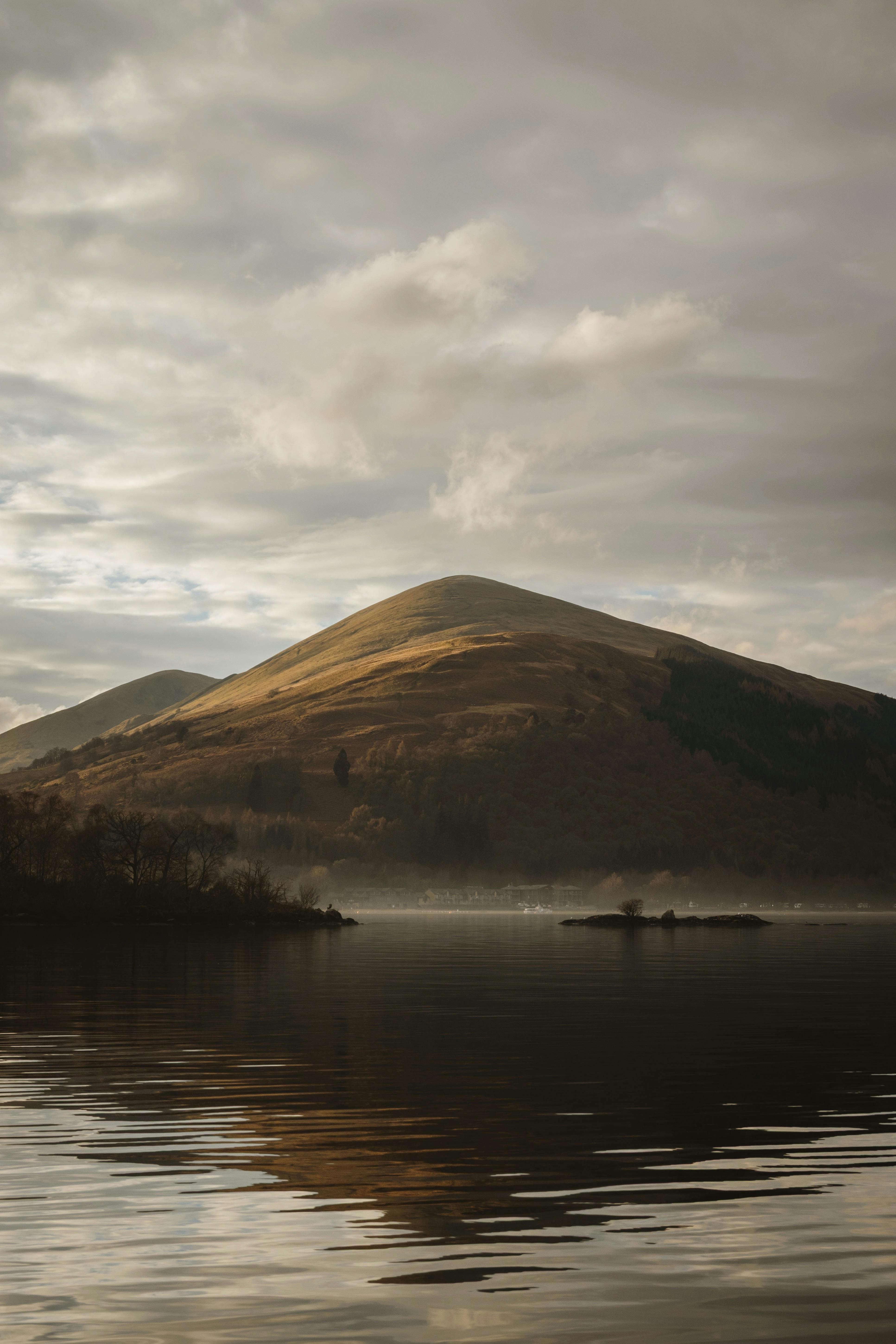 Fotograaf bereidt uitrusting voor tijdens een wandeling
