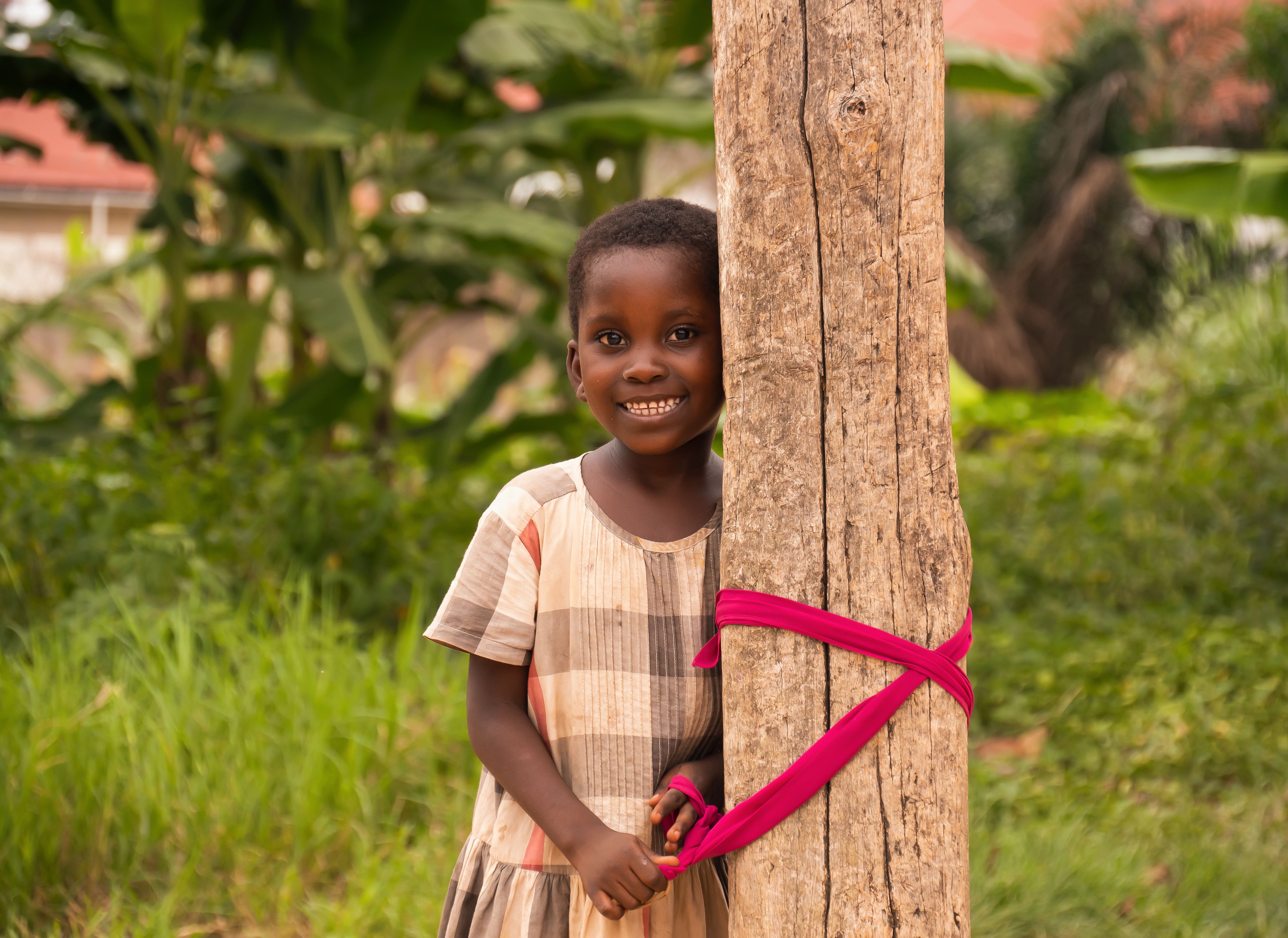 Niño Africano Sonriente Al Aire Libre En La Naturaleza · Foto de stock ...