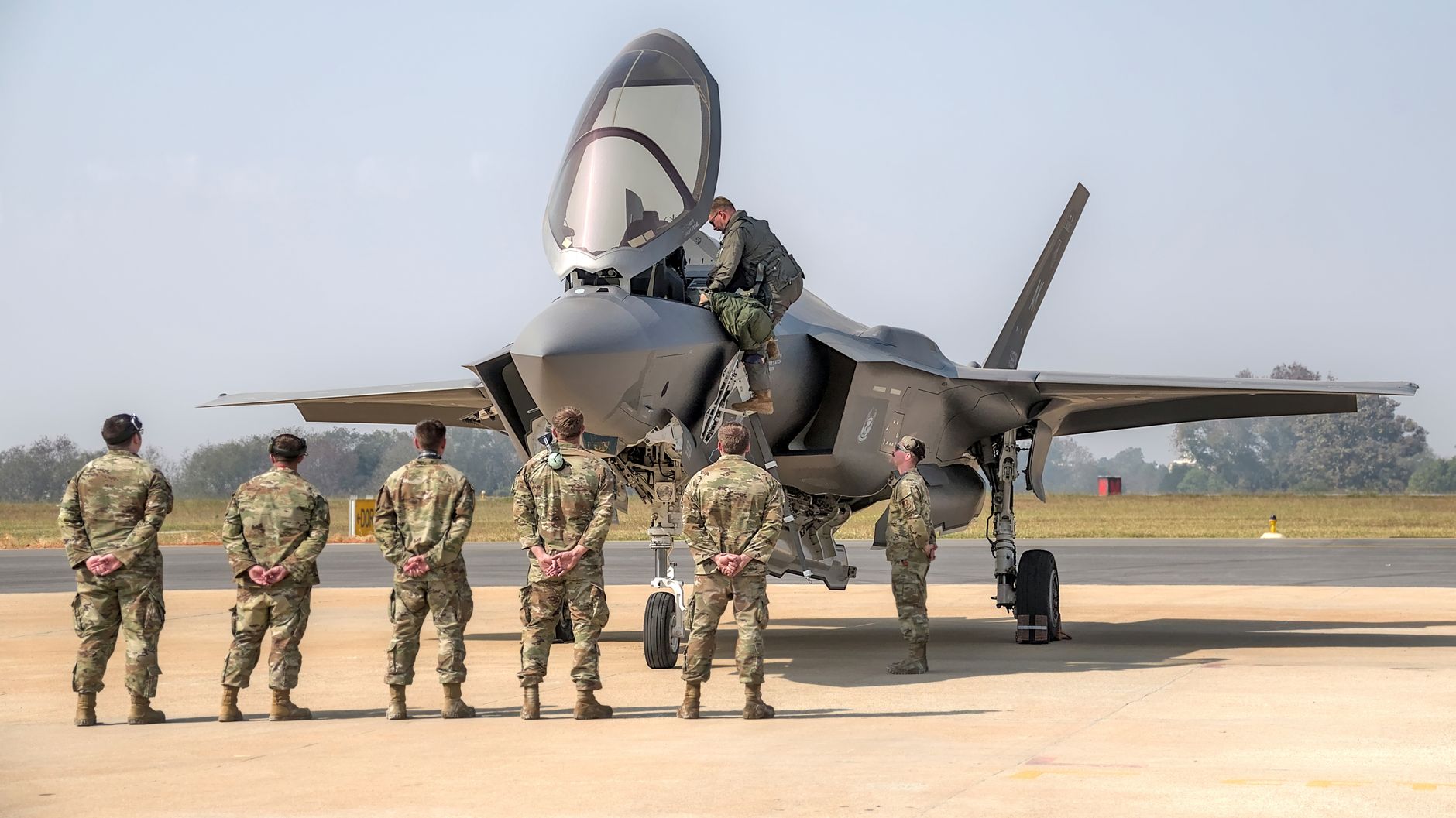 Americké vojenské súdnictvo pod drobnohľadom po tom, čo pilot odsúdený za uškrtenie Britky