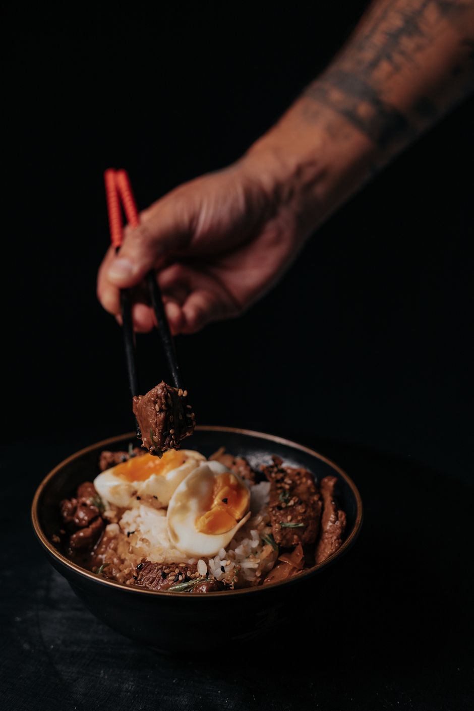 牛丼の具をご飯にのせるところ